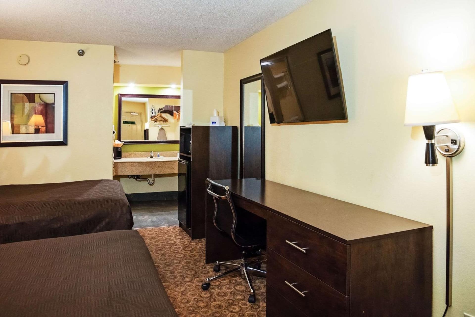 Rodeway Inn & Suites Clarksville near Governors Square Mall gallery photo in Clarksville, TN — image 21