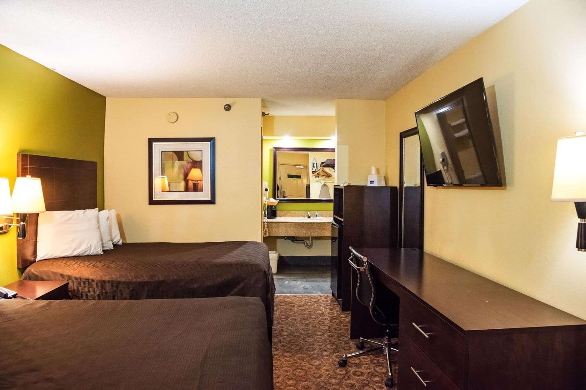 Rodeway Inn & Suites Clarksville near Governors Square Mall gallery photo in Clarksville, TN — image 15