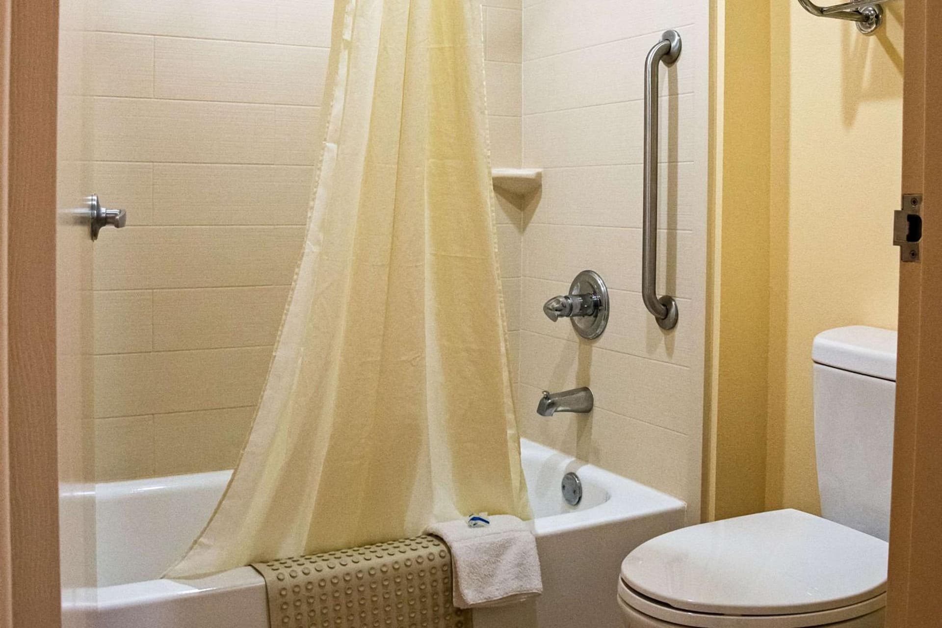 Rodeway Inn & Suites Clarksville near Governors Square Mall gallery photo in Clarksville, TN — image 18