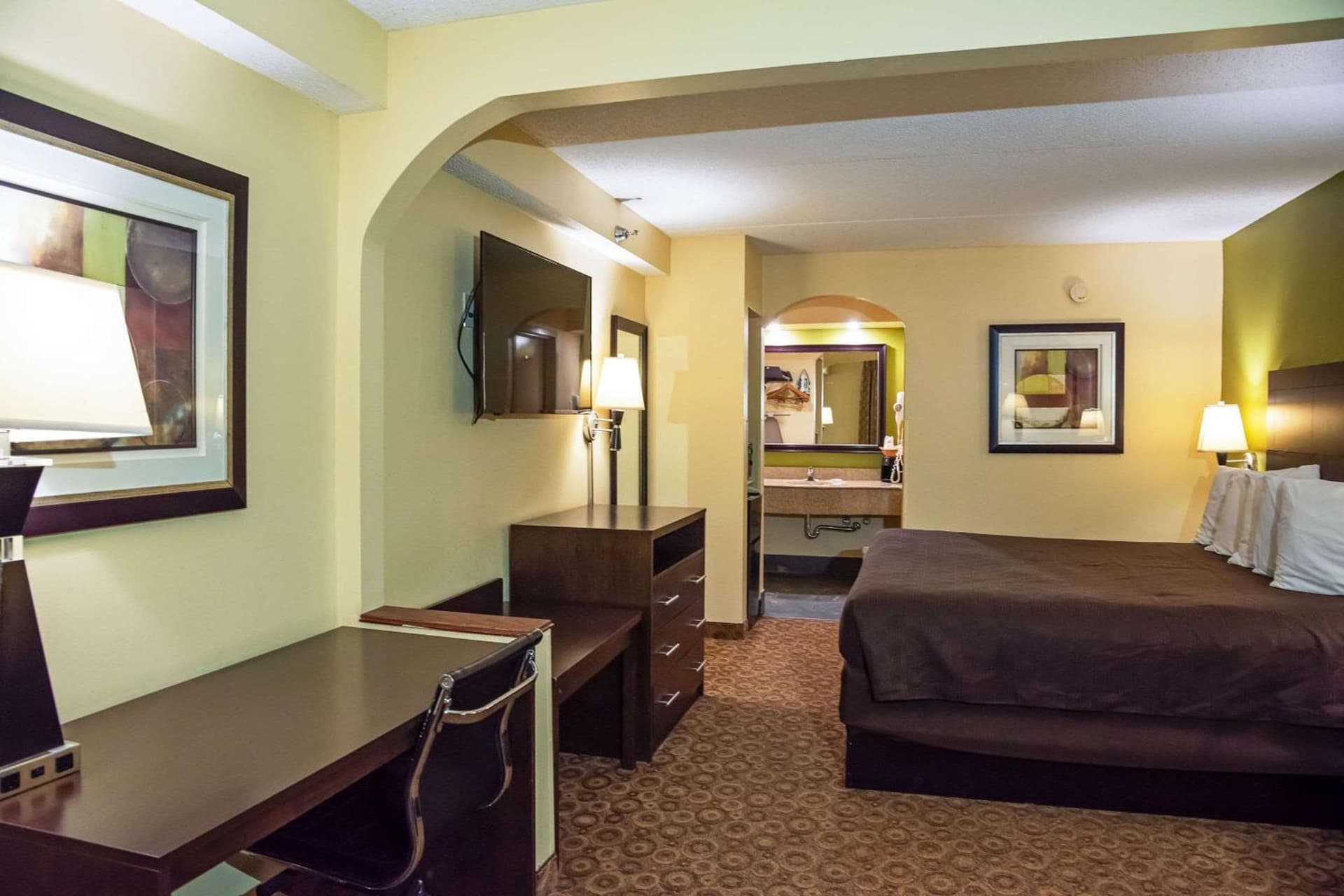 Rodeway Inn & Suites Clarksville near Governors Square Mall gallery photo in Clarksville, TN — image 5