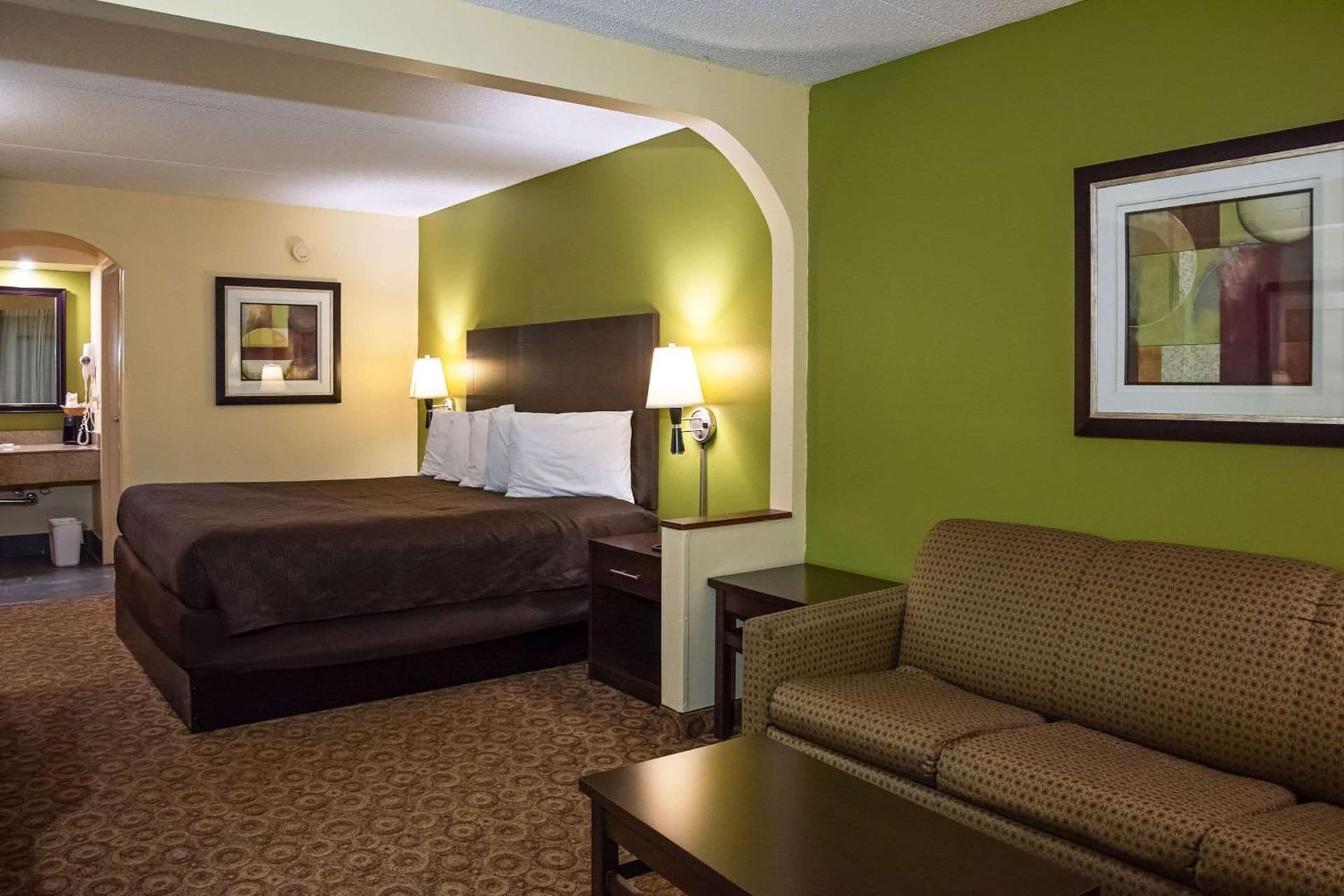 Rodeway Inn & Suites Clarksville near Governors Square Mall gallery photo in Clarksville, TN — image 13