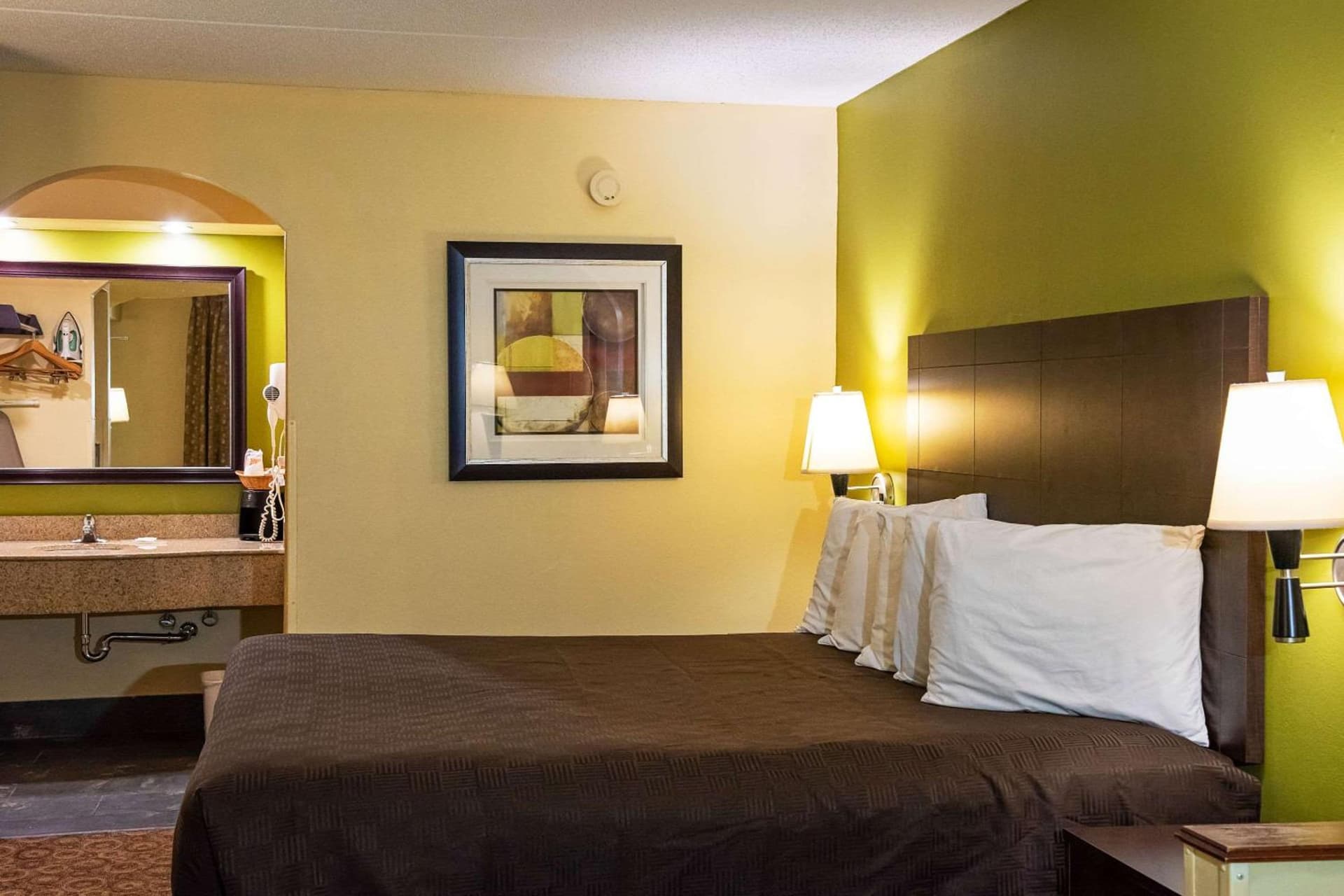 Rodeway Inn & Suites Clarksville near Governors Square Mall gallery photo in Clarksville, TN — image 9