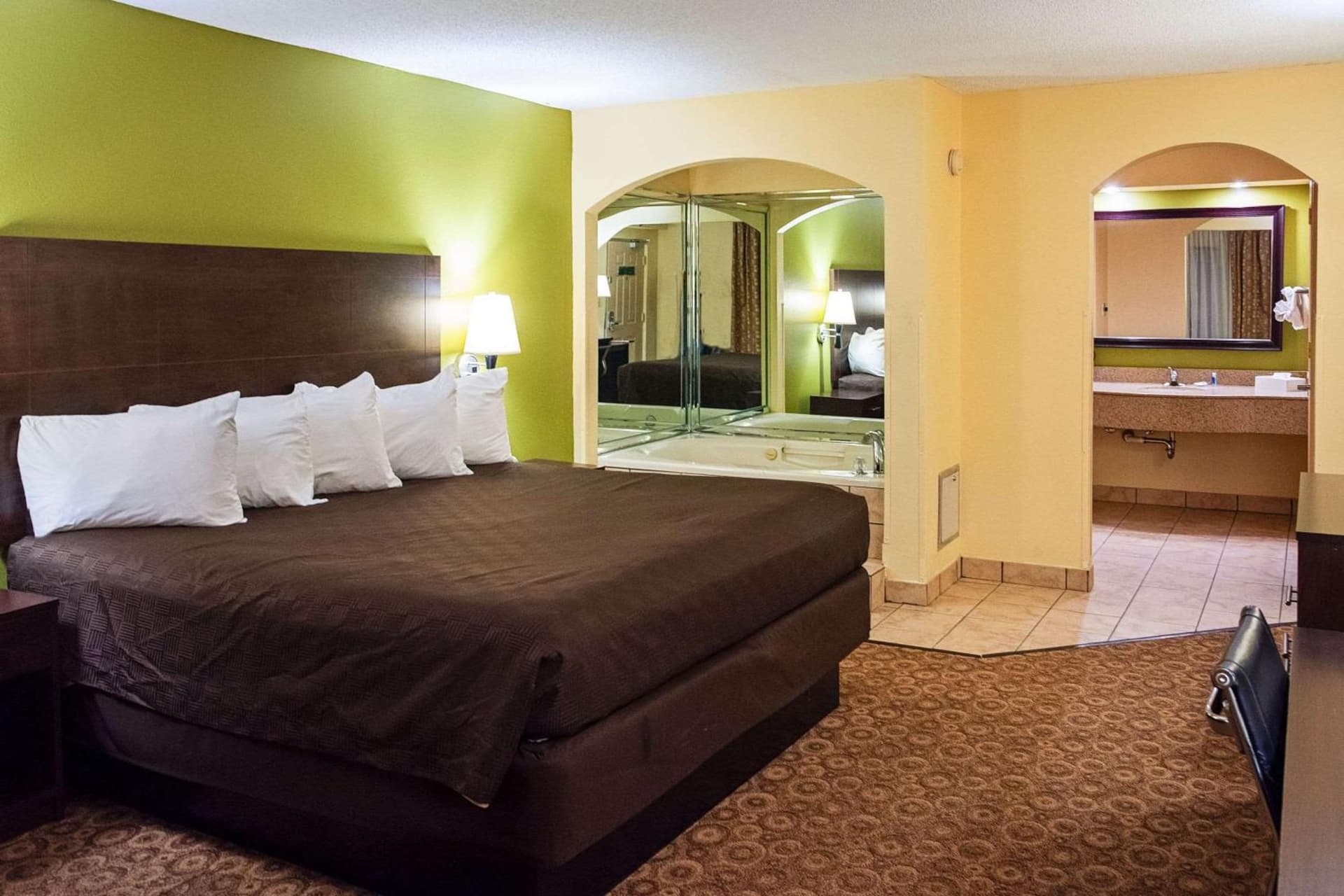 Rodeway Inn & Suites Clarksville near Governors Square Mall gallery photo in Clarksville, TN — image 8