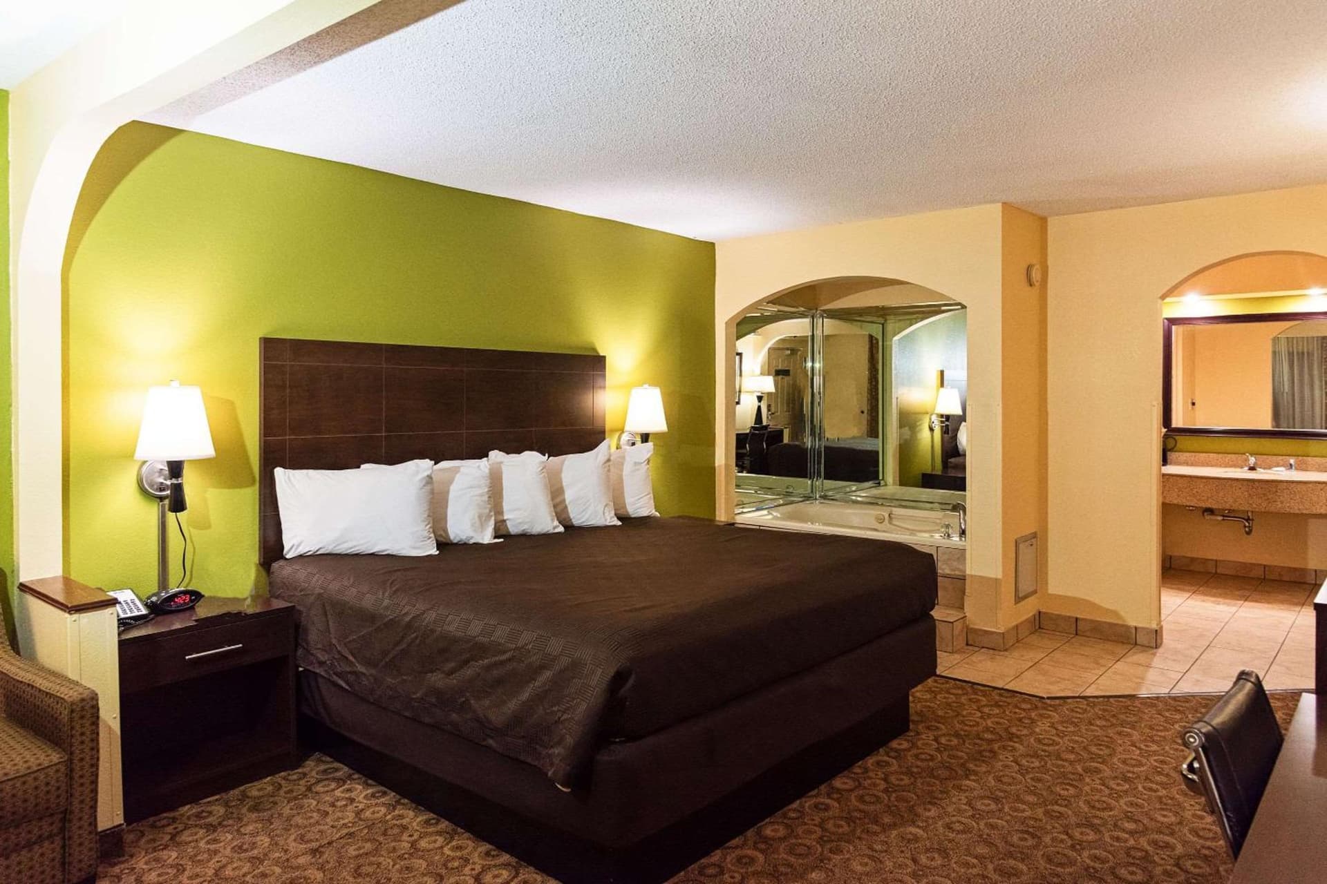 Rodeway Inn & Suites Clarksville near Governors Square Mall gallery photo in Clarksville, TN — image 4