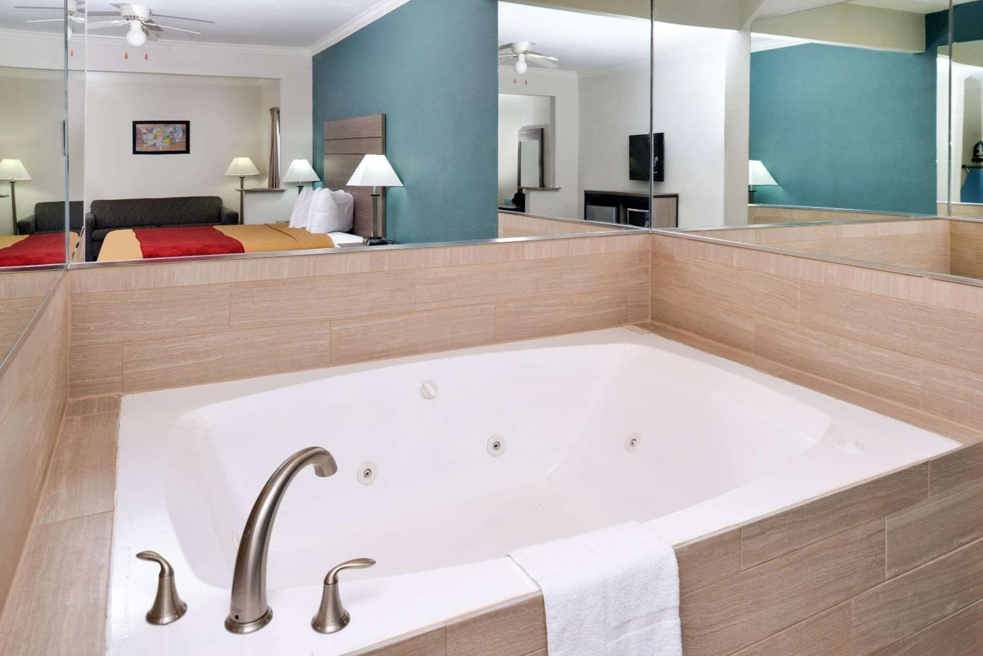 Econo Lodge Inn & Suites Port Arthur near Sabine Pass gallery photo in Port Arthur, TX — image 27