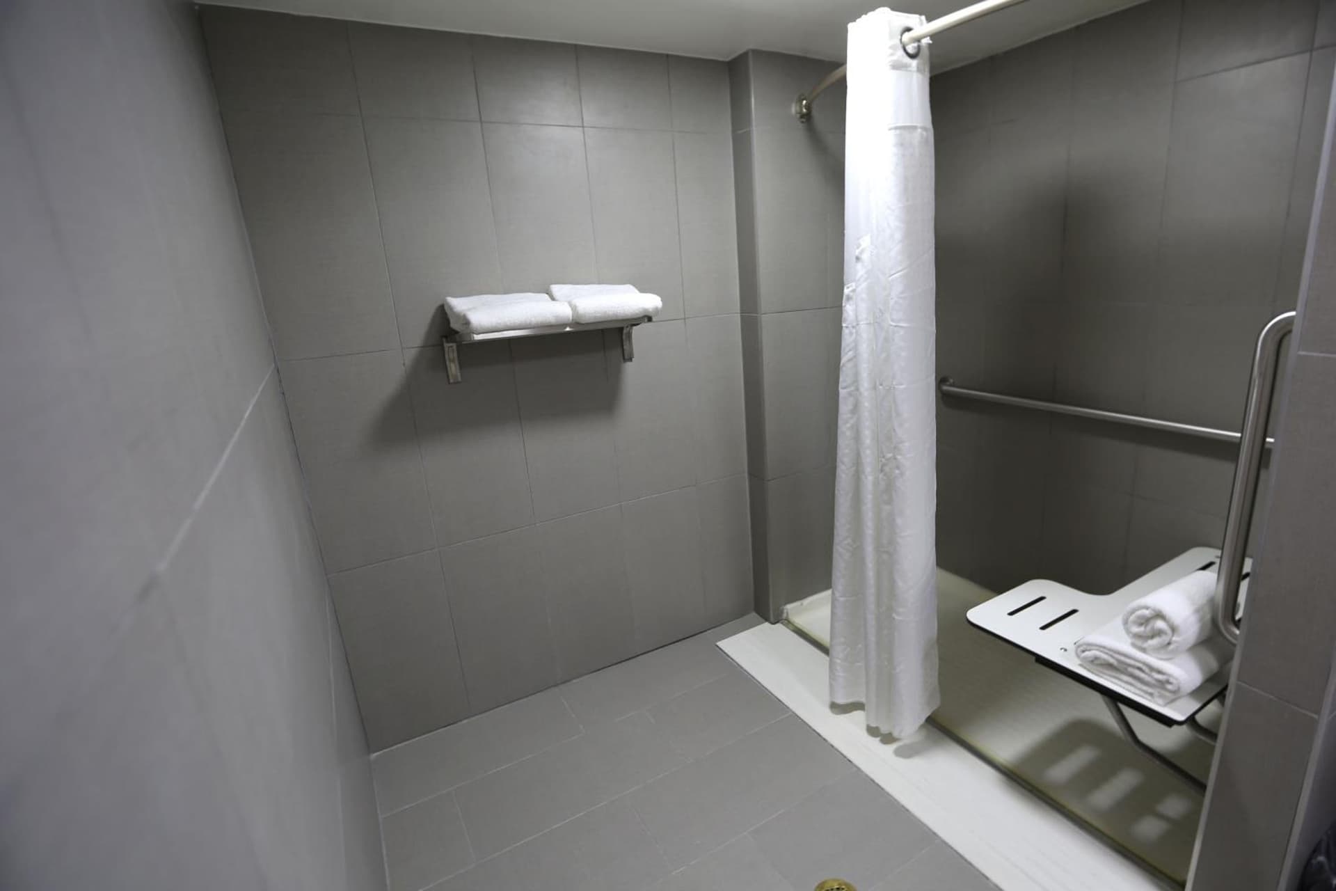 Holiday Inn O'Hare Area by IHG interior in Rosemont, IL — gallery photo 2