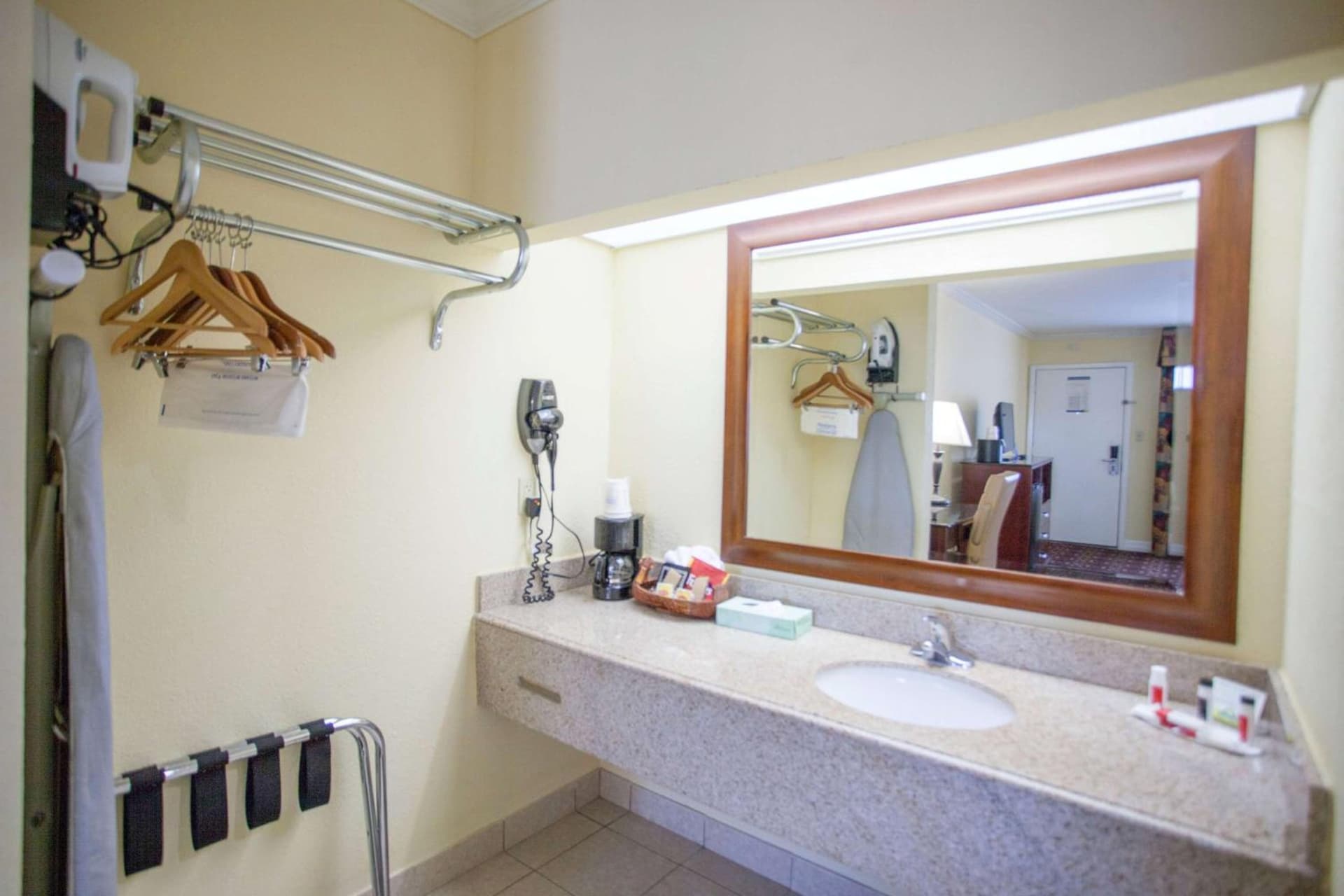 Days Inn by Wyndham Shenandoah gallery photo in The Woodlands, TX — image 89
