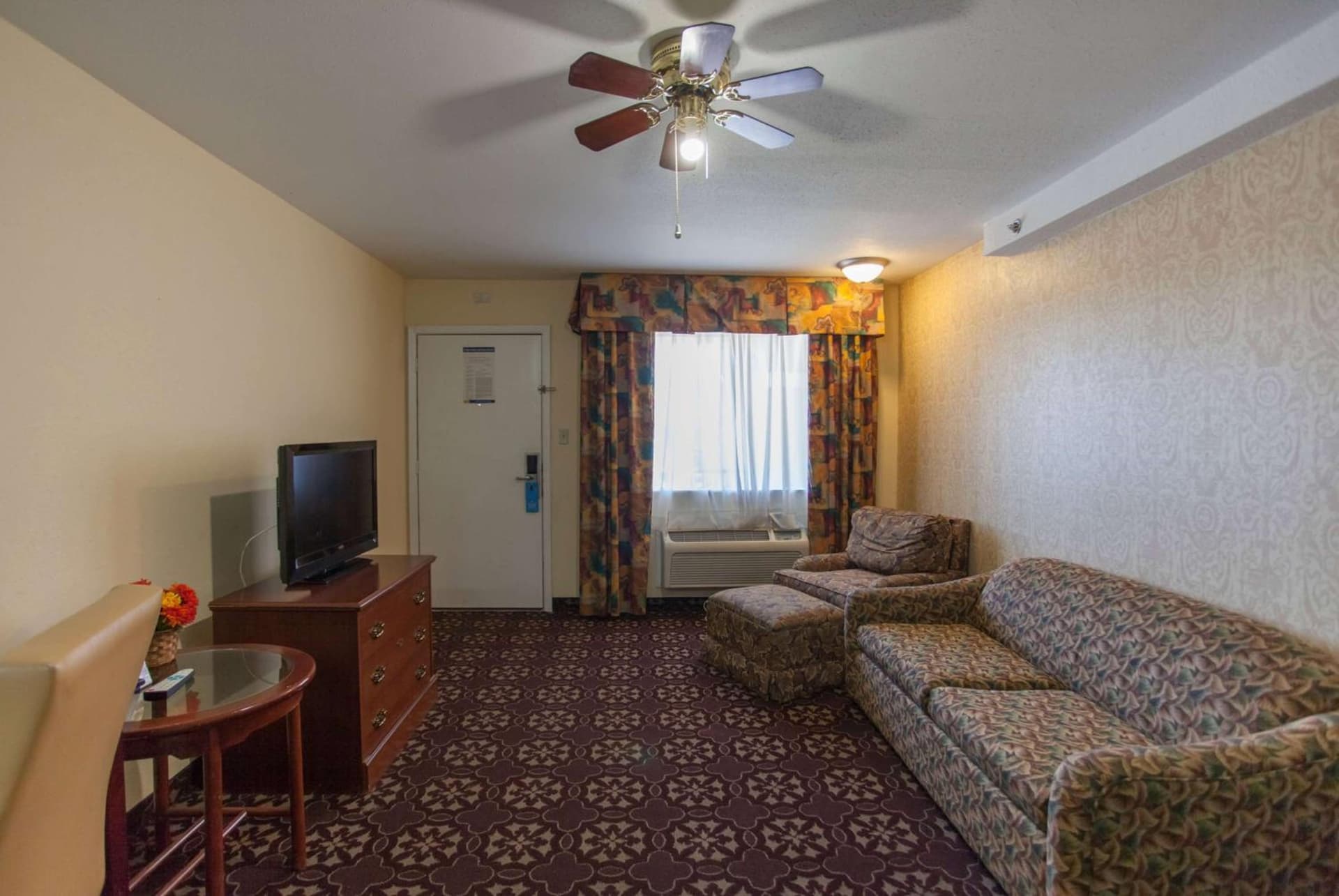 Days Inn by Wyndham Shenandoah gallery photo in The Woodlands, TX — image 23