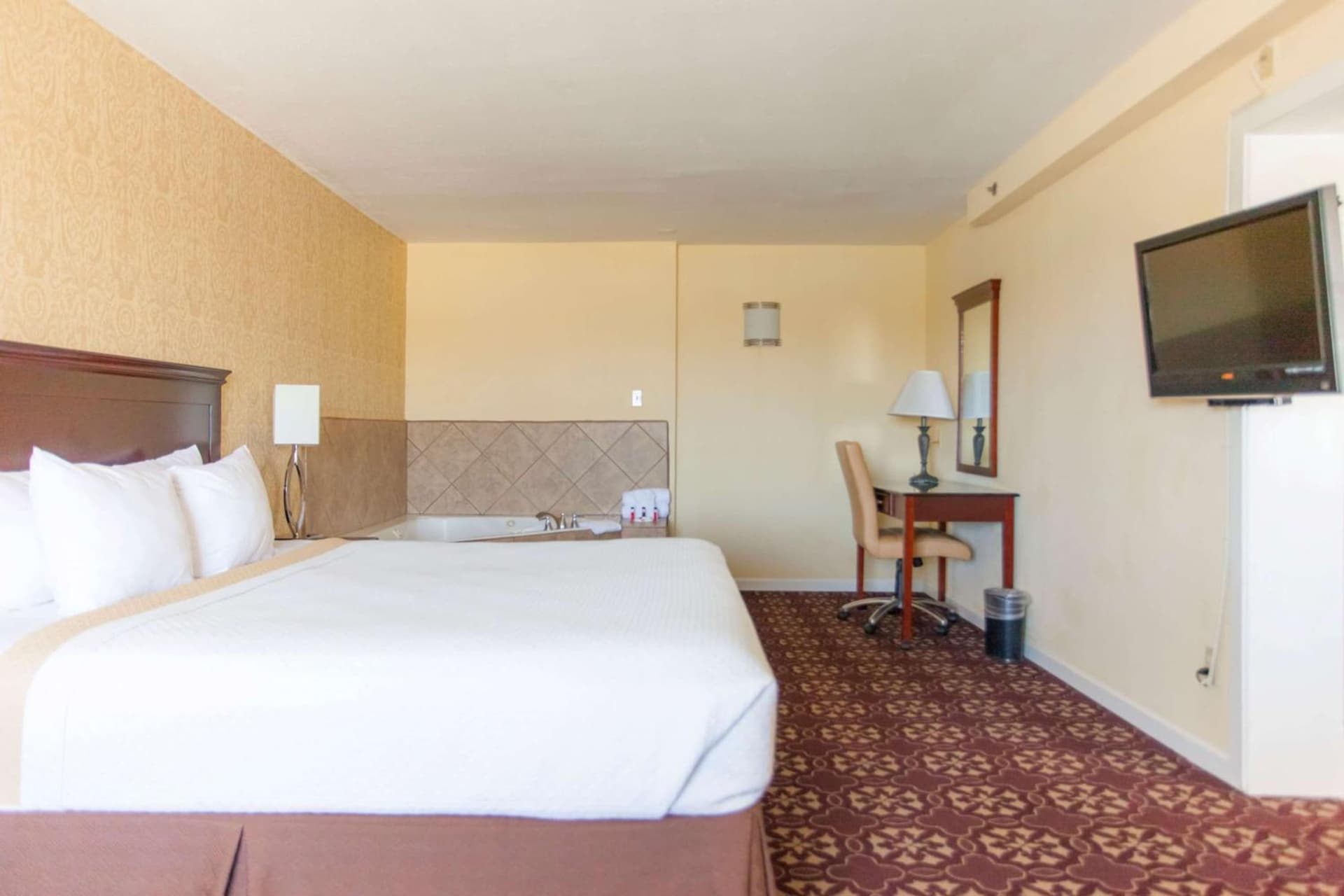 Days Inn by Wyndham Shenandoah gallery photo in The Woodlands, TX — image 60