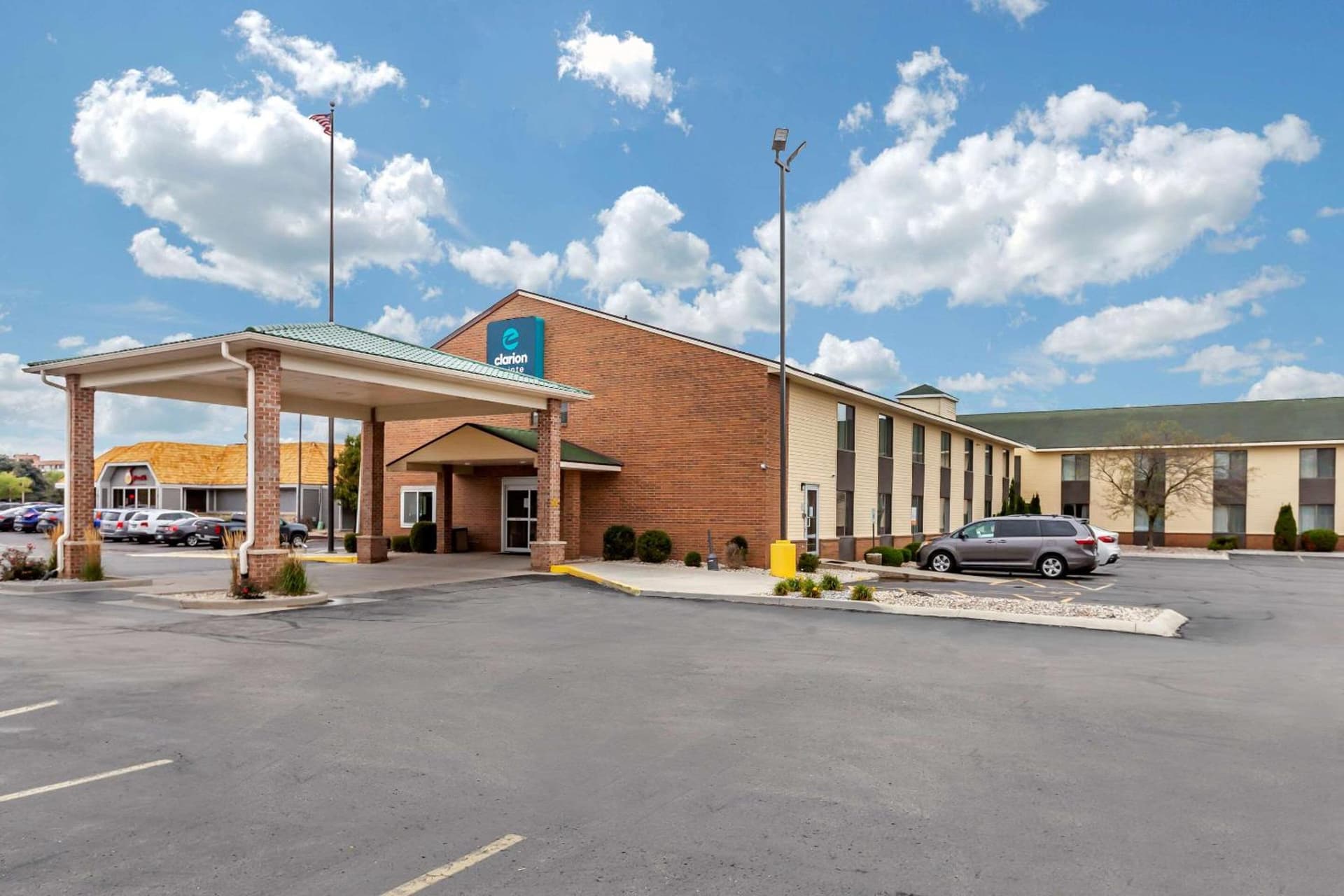 Clarion Pointe Racine - Mount Pleasant interior in Racine, WI — gallery photo 2