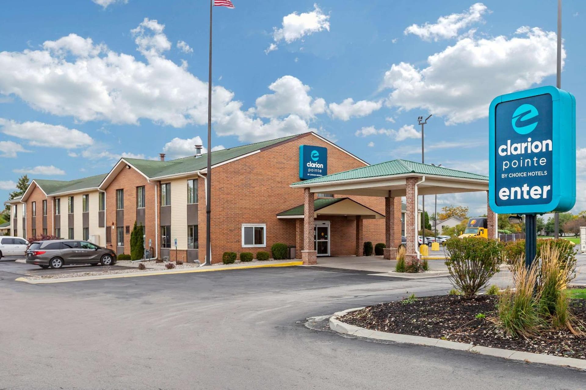 Clarion Pointe Racine - Mount Pleasant featured exterior or lobby in Racine, WI — similar hotel