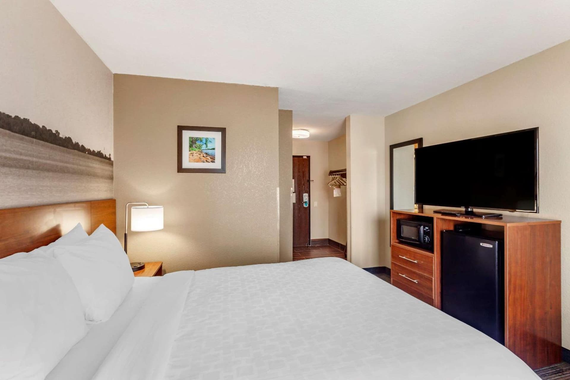 Clarion Pointe Racine - Mount Pleasant interior in Racine, WI — gallery photo 2