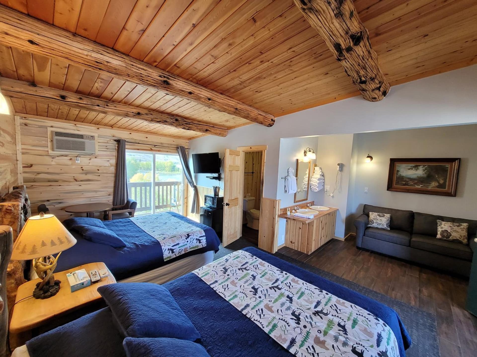 Yellowstone Valley Inn property views in Wapiti, WY — gallery photo 3