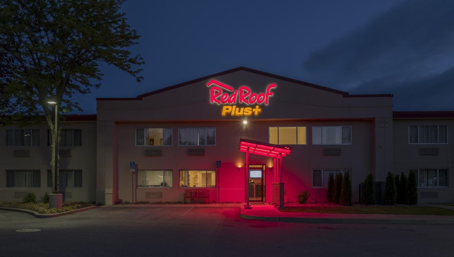 Red Roof Inn PLUS+ Poughkeepsie interior in Poughkeepsie, NY — gallery photo 2
