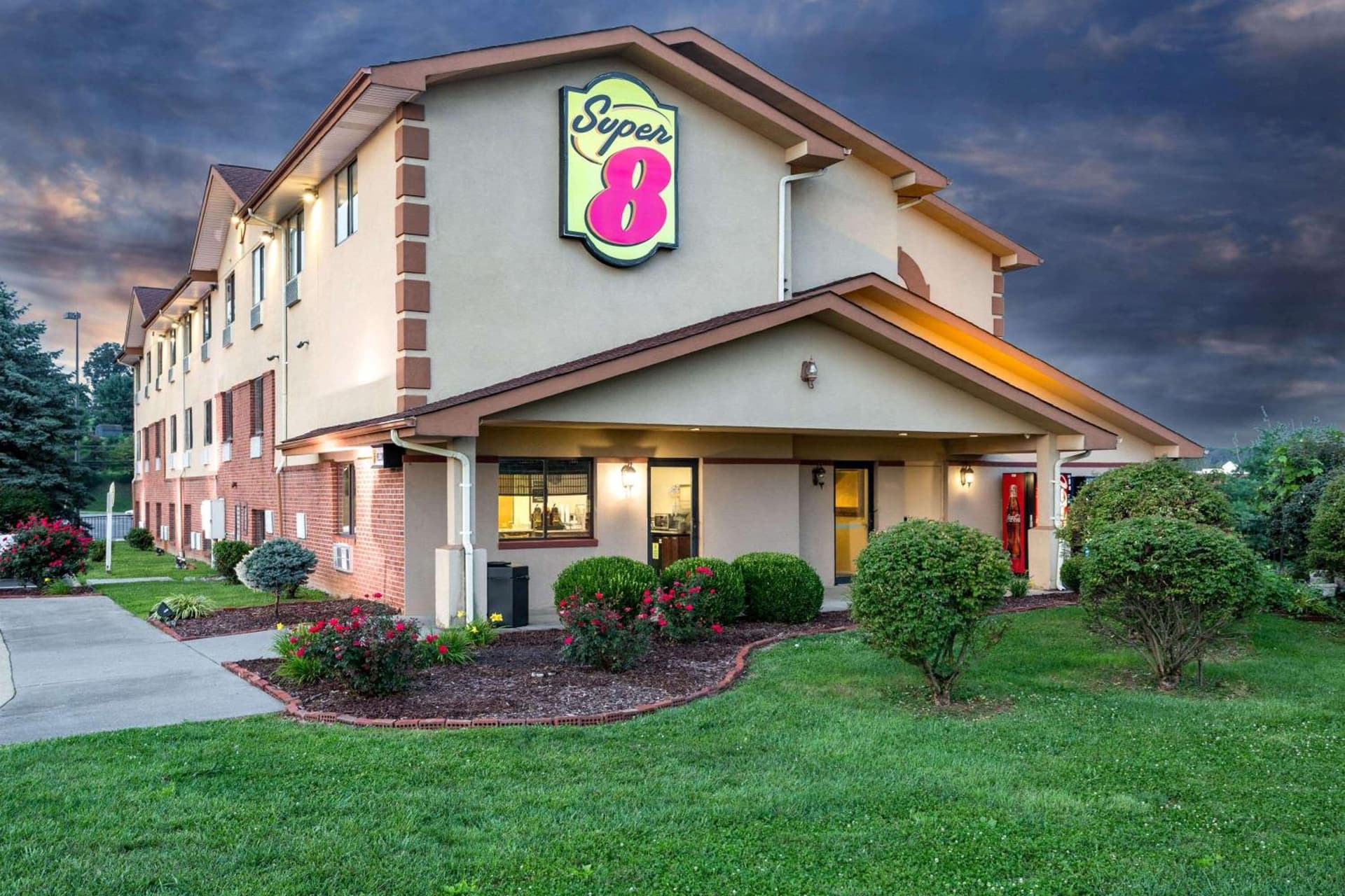 Super 8 by Wyndham Abingdon VA interior in Abingdon, VA — gallery photo 2