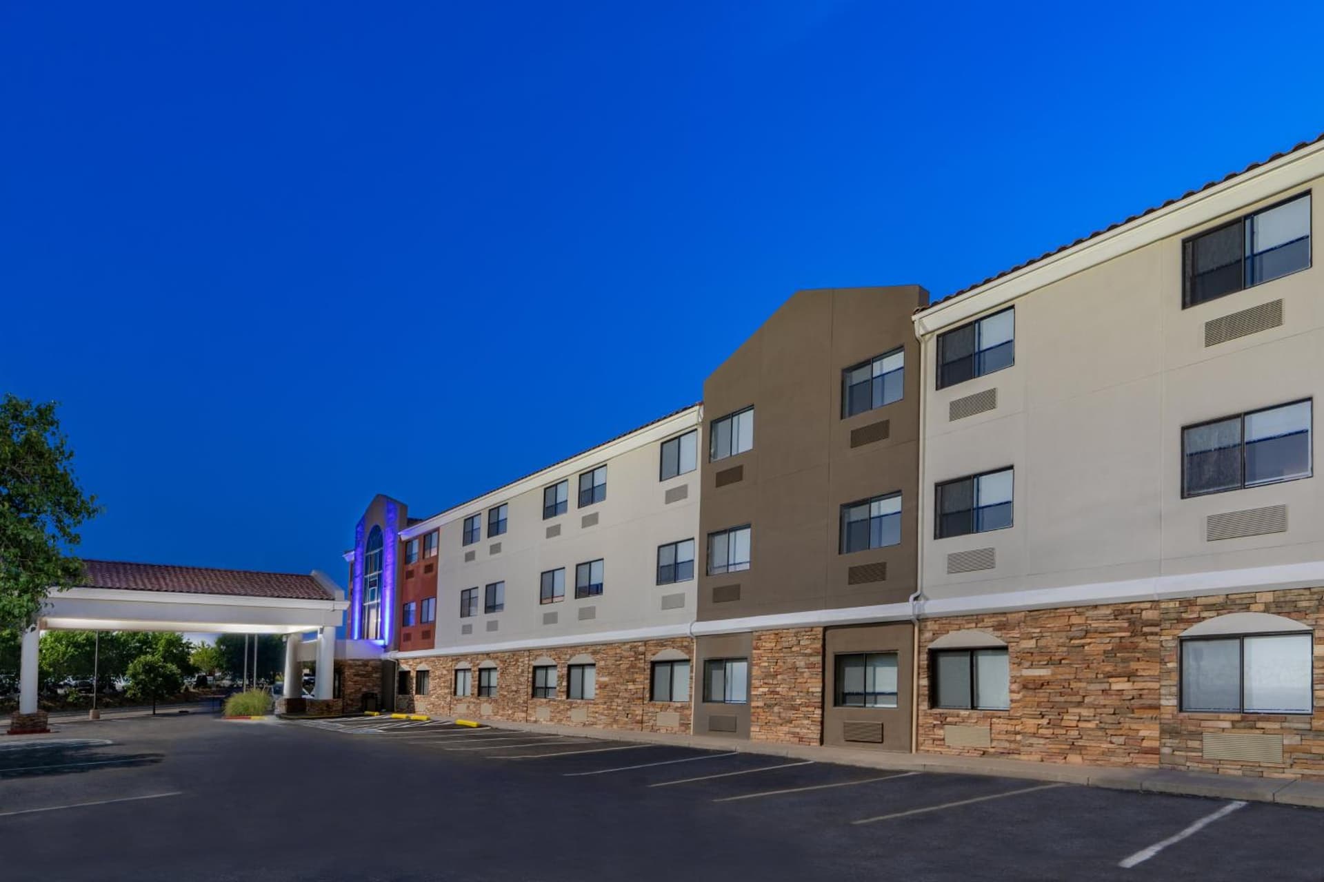 Holiday Inn Express Hotel & Suites Albuquerque - North Balloon Fiesta Park by IHG gallery photo in Albuquerque, NM — image 33