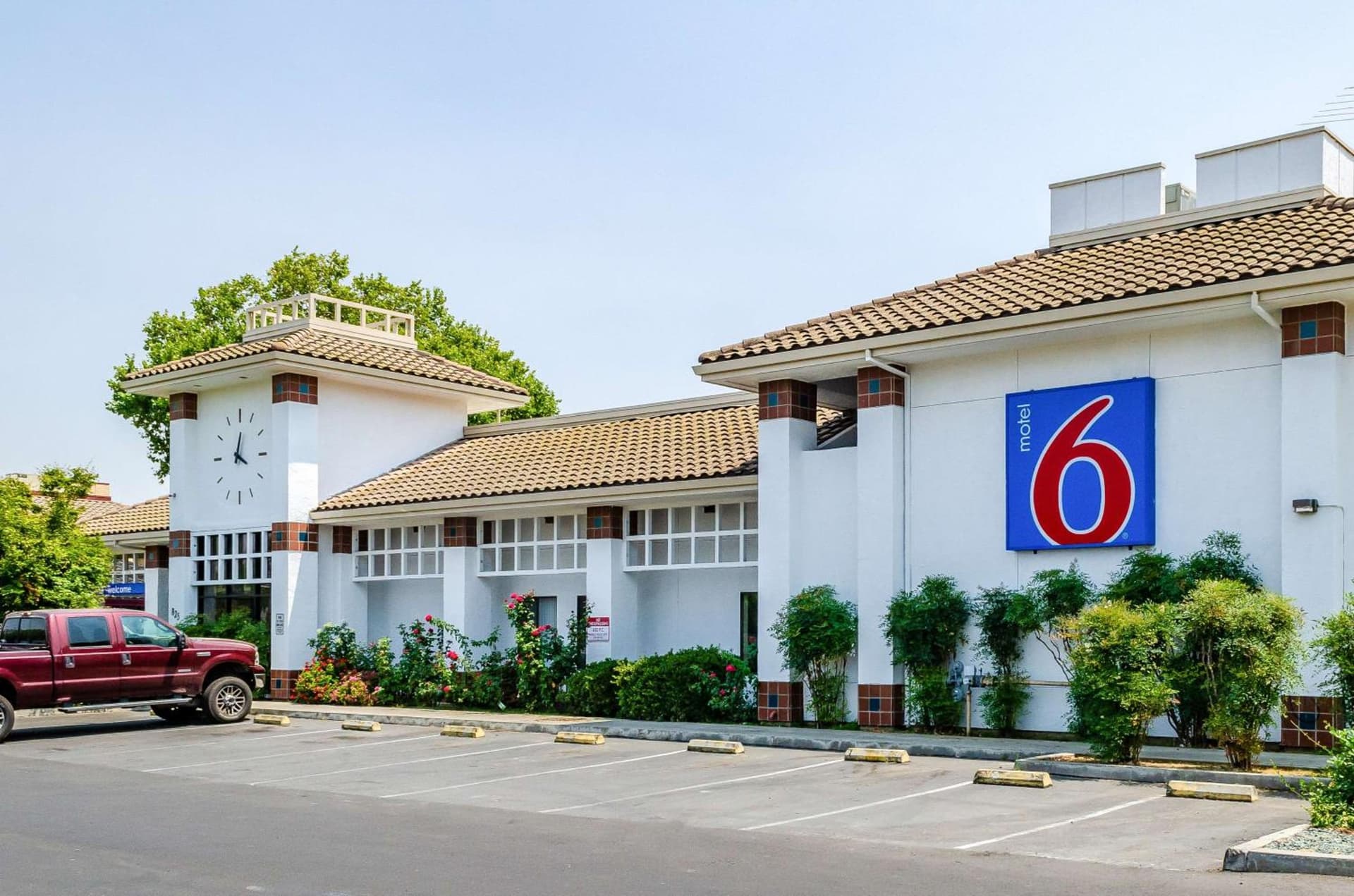 Motel 6 Oakdale, Ca featured exterior or lobby in Oakdale, CA — similar hotel