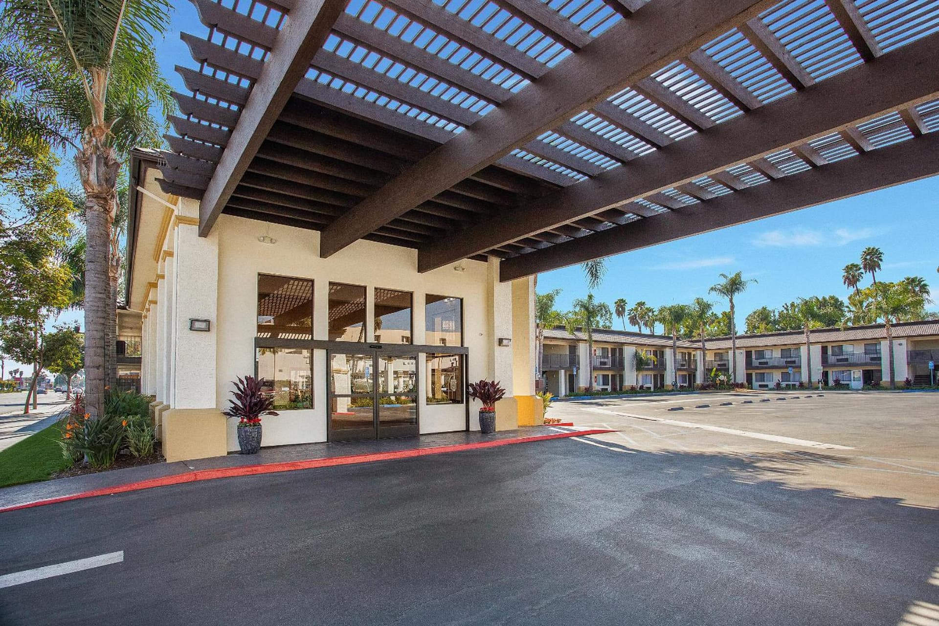 Stanford Inn & Suites Anaheim interior in Anaheim, CA — gallery photo 2
