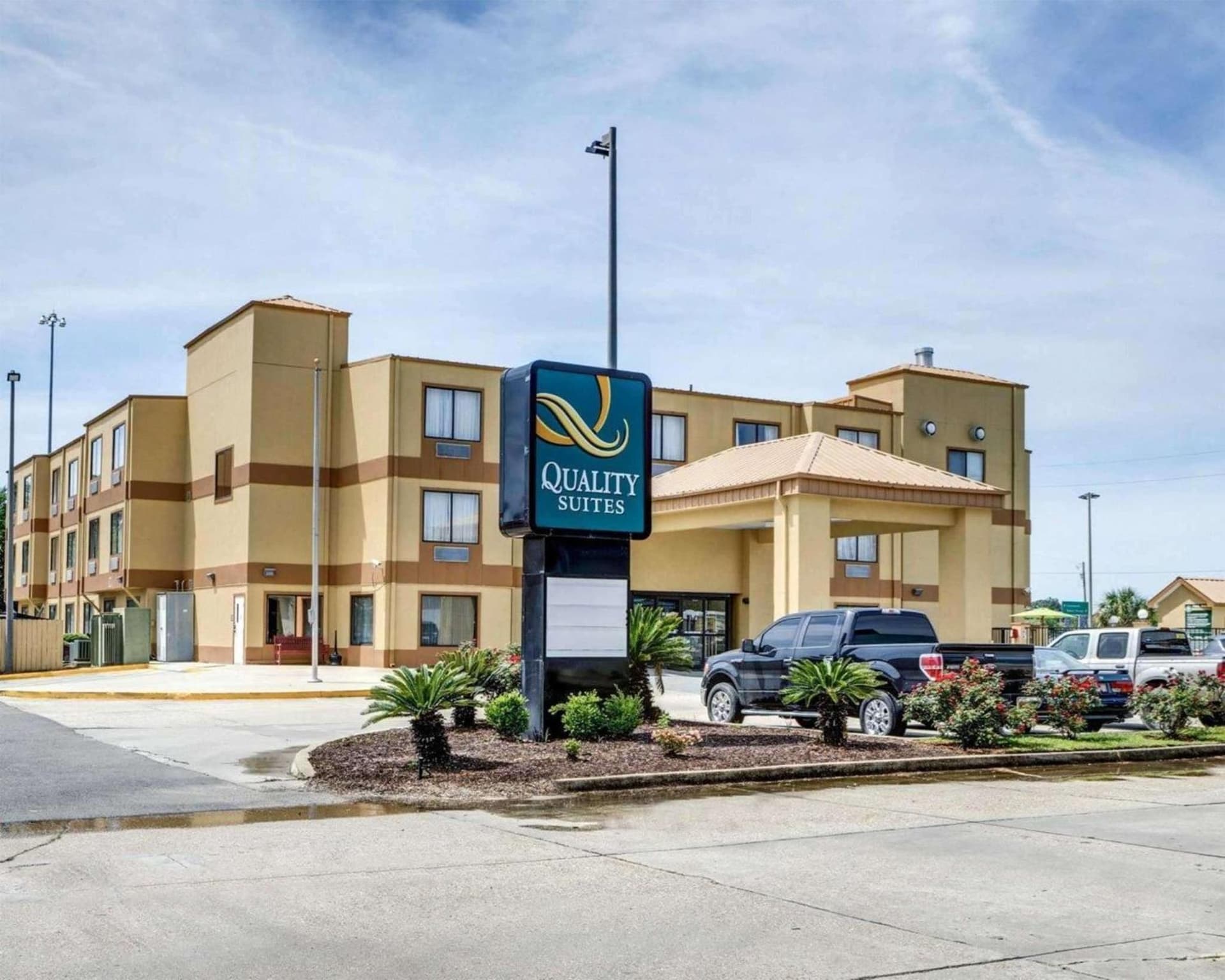 Quality Suites Baton Rouge East - Denham Springs featured exterior or lobby in Baton Rouge, LA — similar hotel