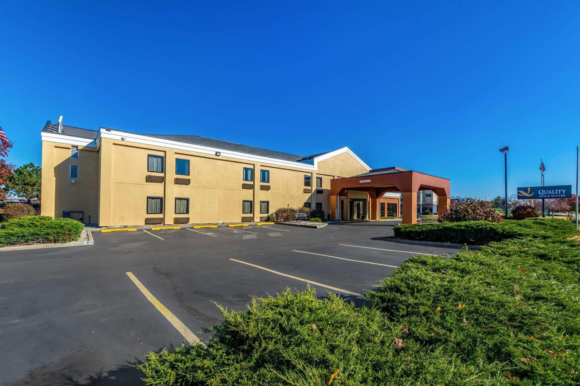 Quality Inn & Suites Southport interior in Indianapolis, IN — gallery photo 2