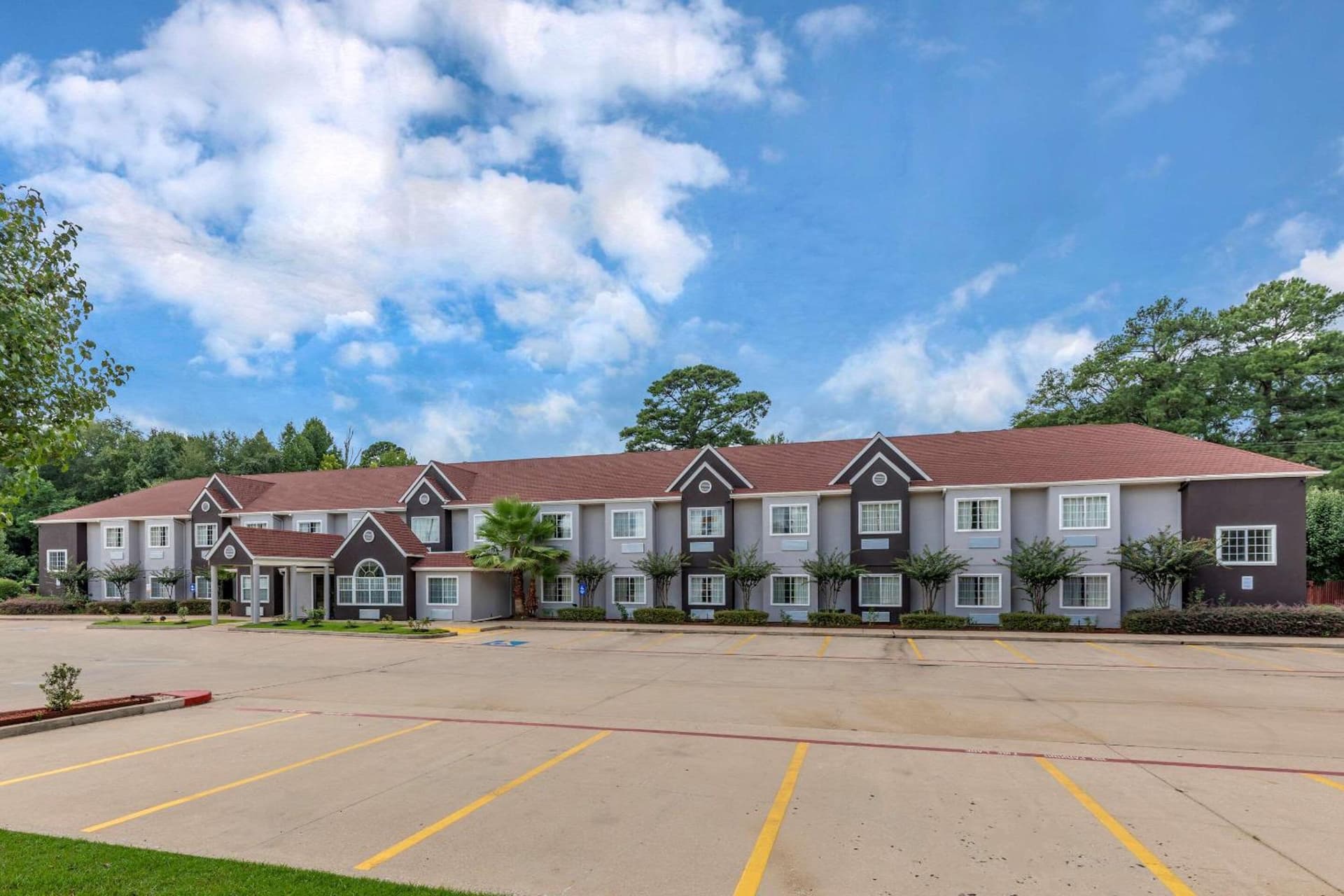 Quality Inn & Suites Longview I-20 interior in Longview, TX — gallery photo 2