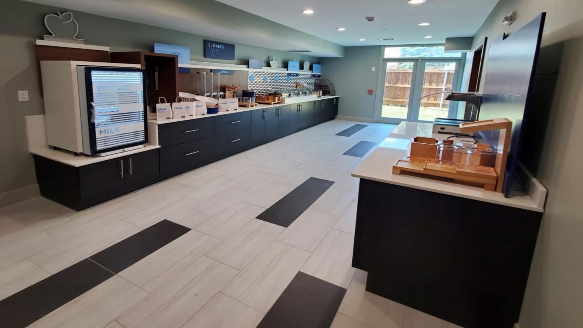Holiday Inn Express & Suites Arlington North – Stadium Area by IHG interior in Arlington, TX — gallery photo 2