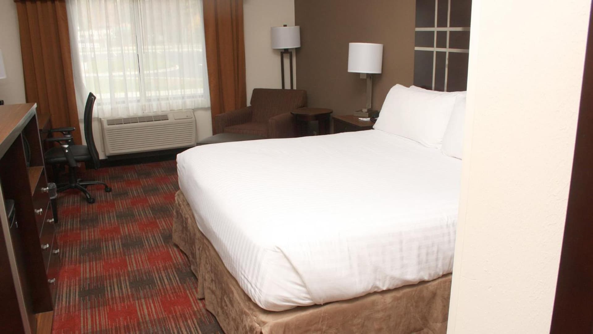 Holiday Inn Express & Suites Cumberland - La Vale by IHG interior in La Vale, MD — gallery photo 2