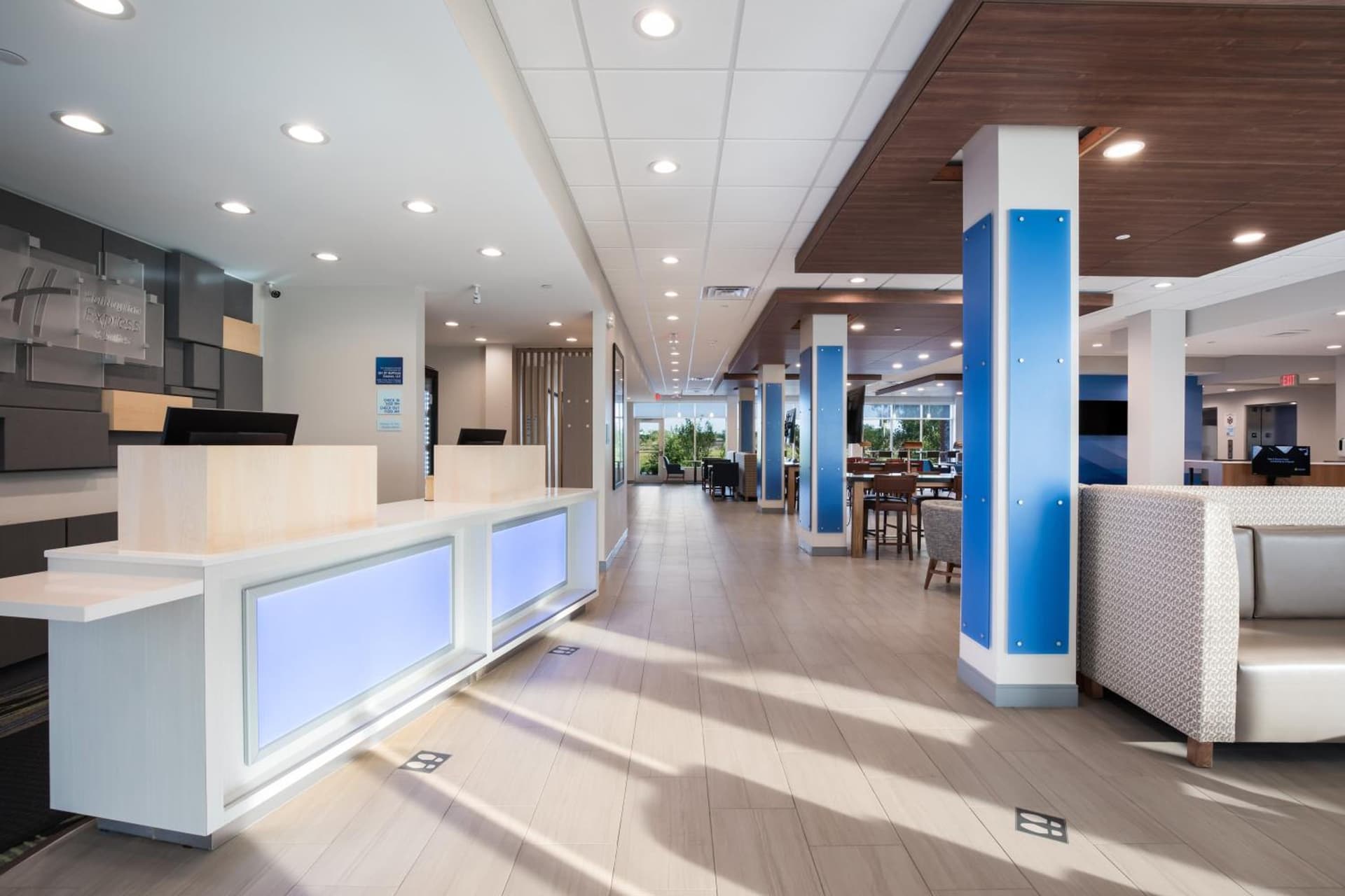 Holiday Inn Express & Suites Chicago - Hoffman Estates by IHG interior in Hoffman Estates, IL — gallery photo 2