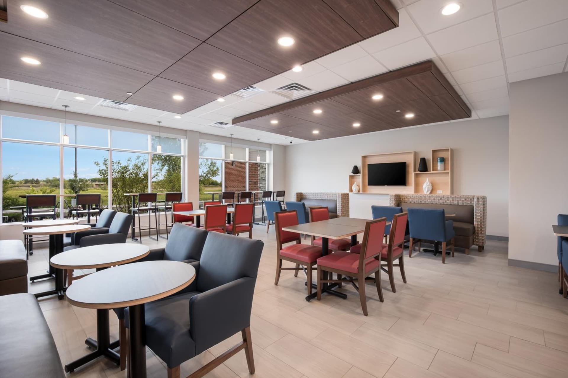 Holiday Inn Express & Suites Chicago - Hoffman Estates by IHG gallery photo in Hoffman Estates, IL — image 7