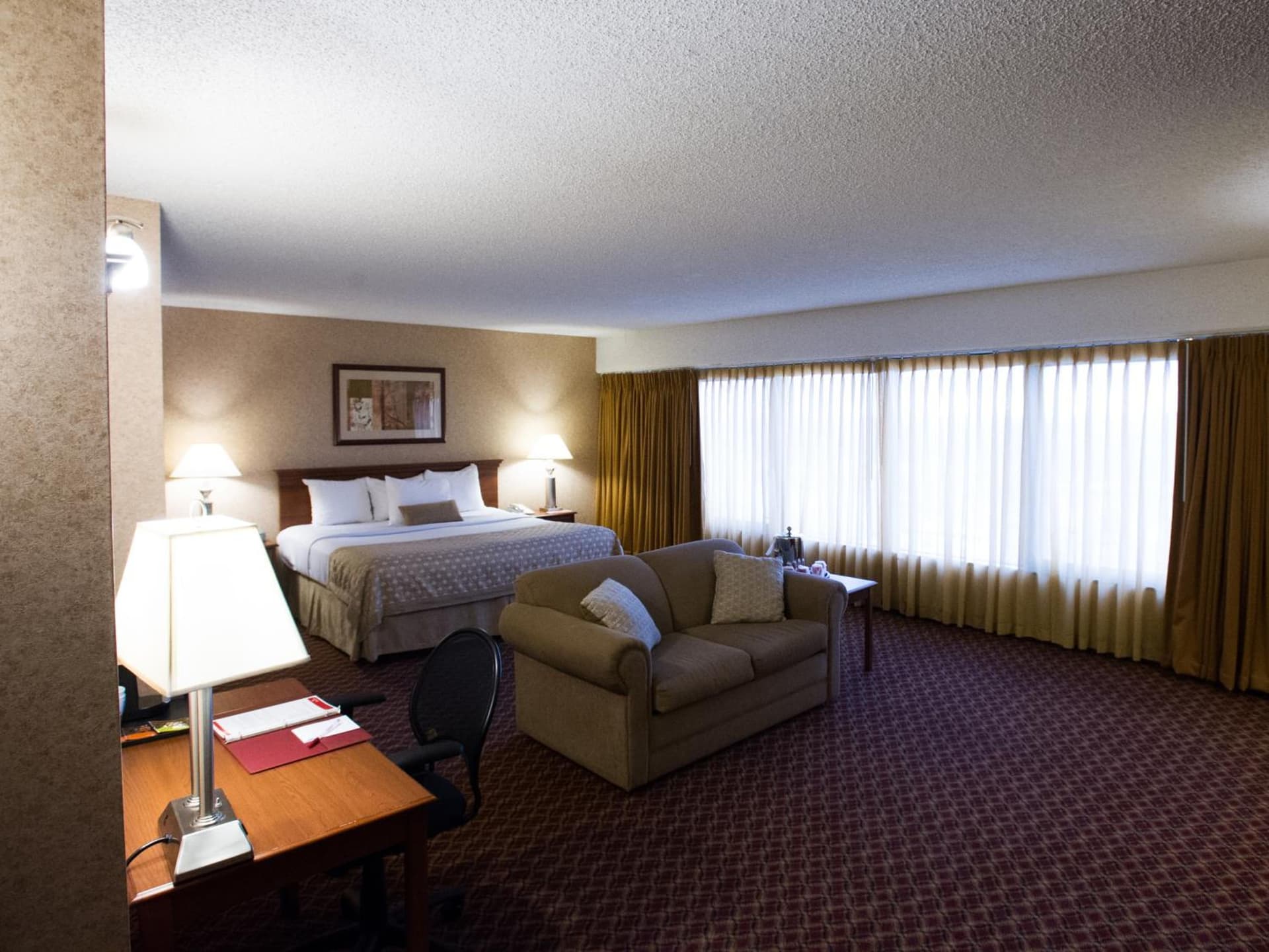 Ramada by Wyndham Topeka Downtown Hotel & Convention Center gallery photo in Topeka, KS — image 12