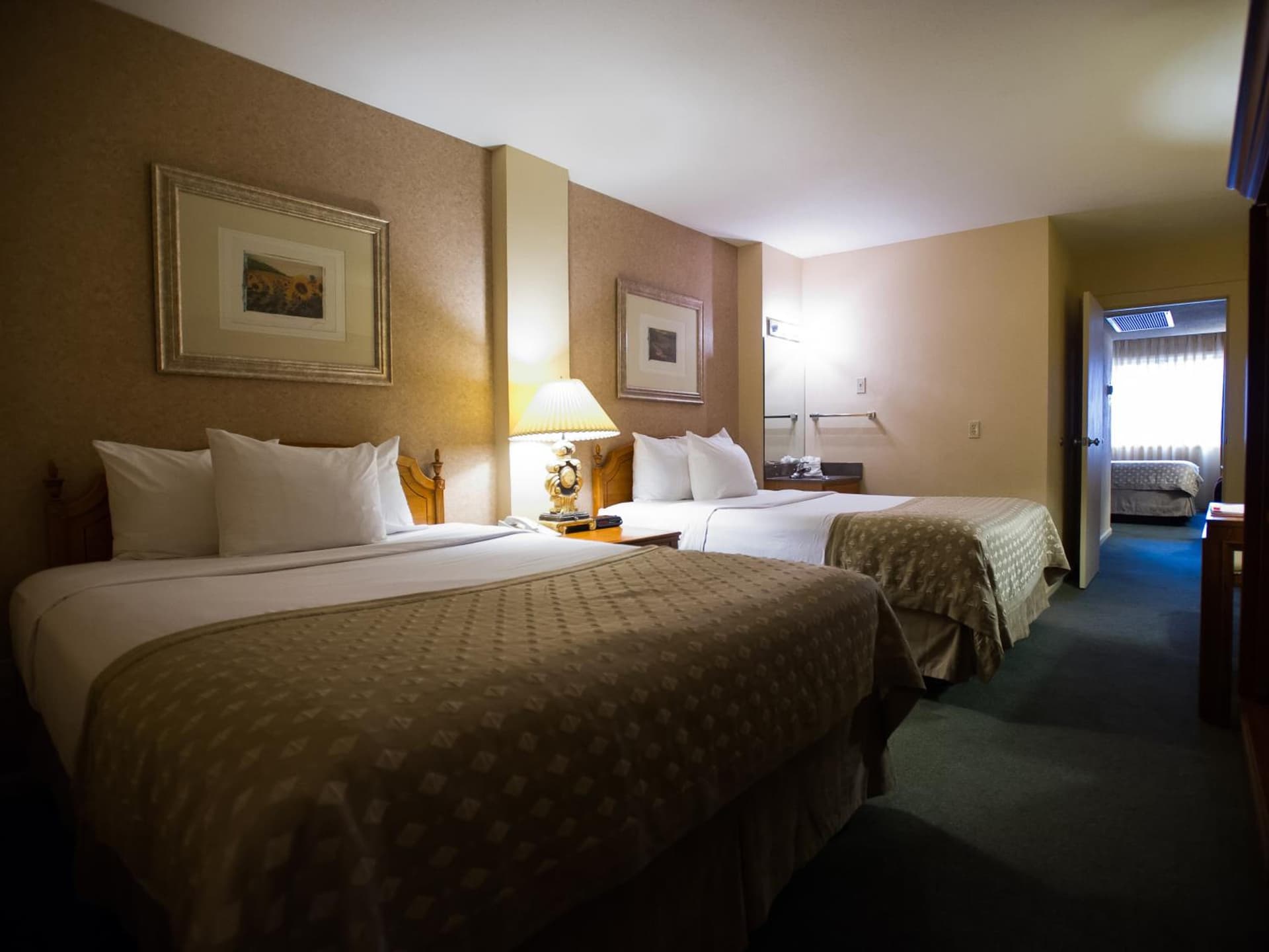 Ramada by Wyndham Topeka Downtown Hotel & Convention Center gallery photo in Topeka, KS — image 15