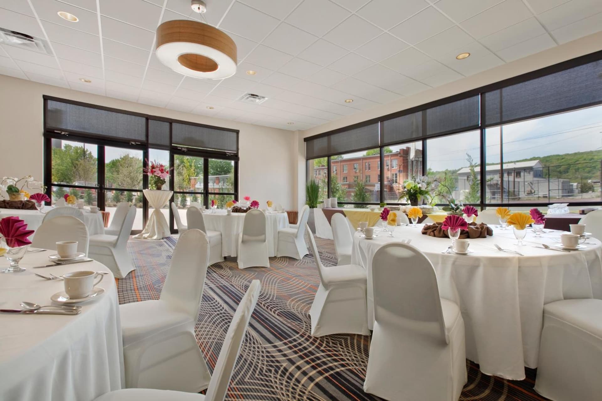 Holiday Inn and Suites Charleston West by IHG gallery photo in Charleston, WV — image 45