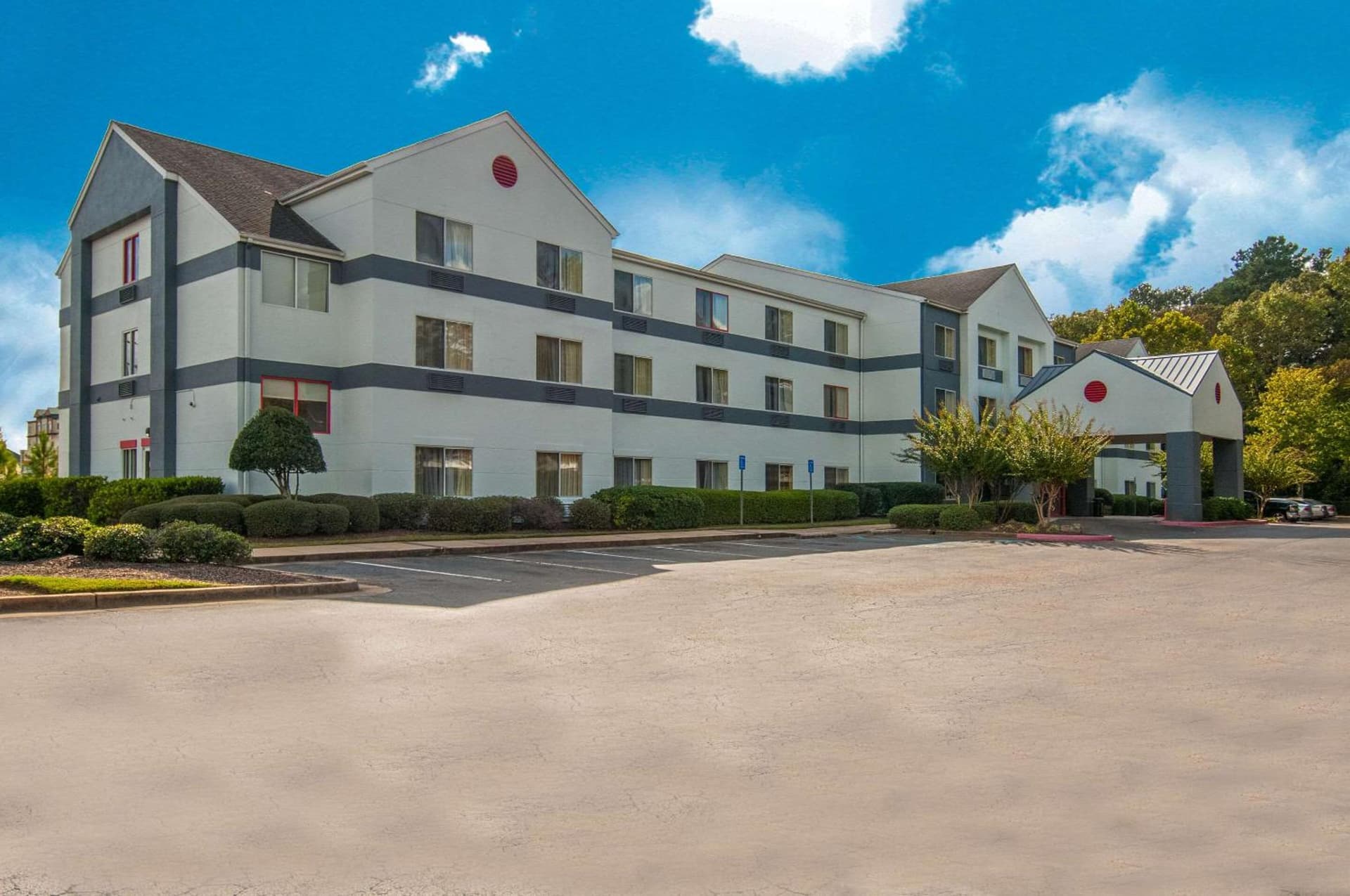 Quality Inn & Suites interior in Jackson, MS — gallery photo 2