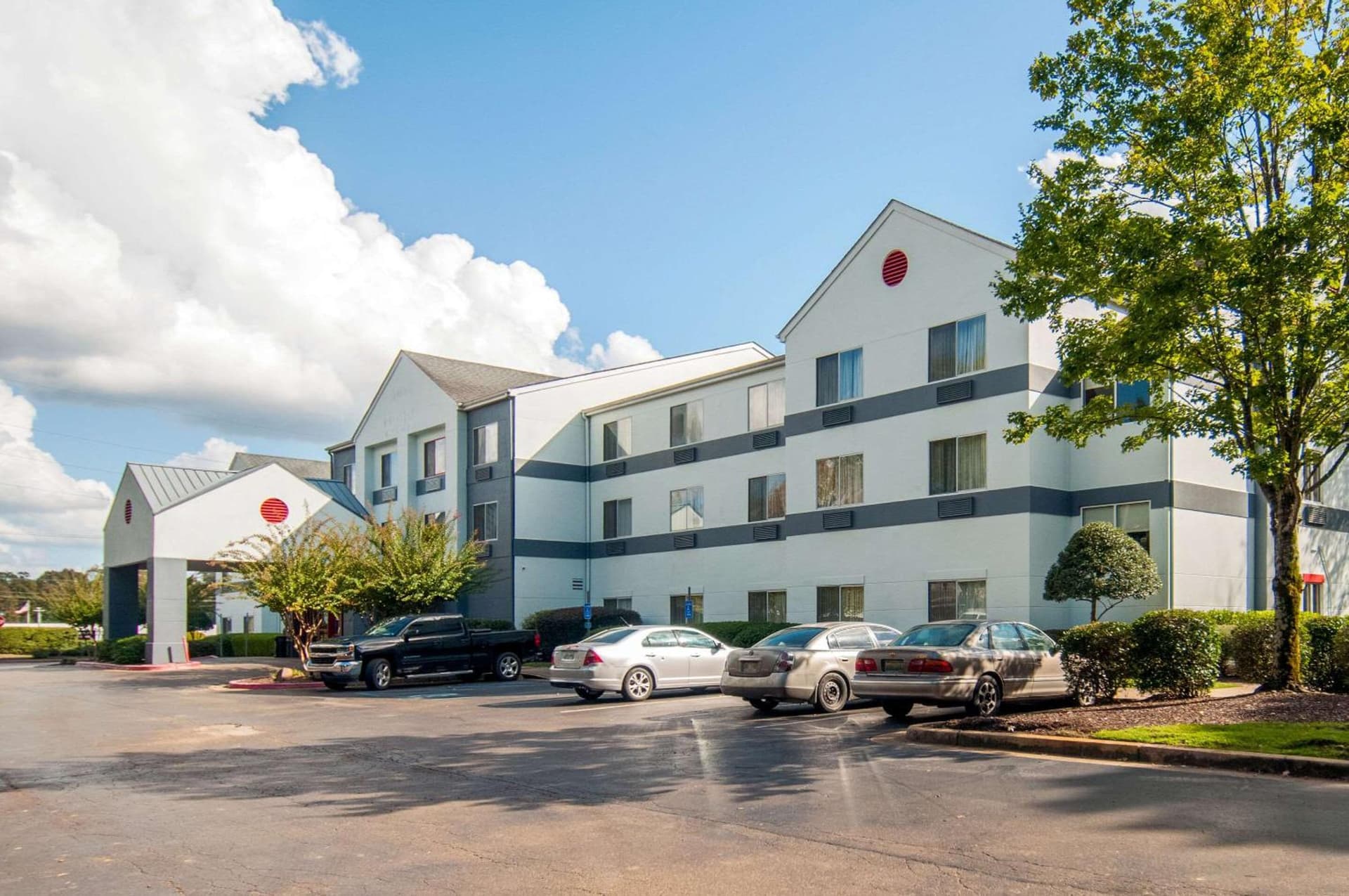 Quality Inn & Suites property views in Jackson, MS — gallery photo 3