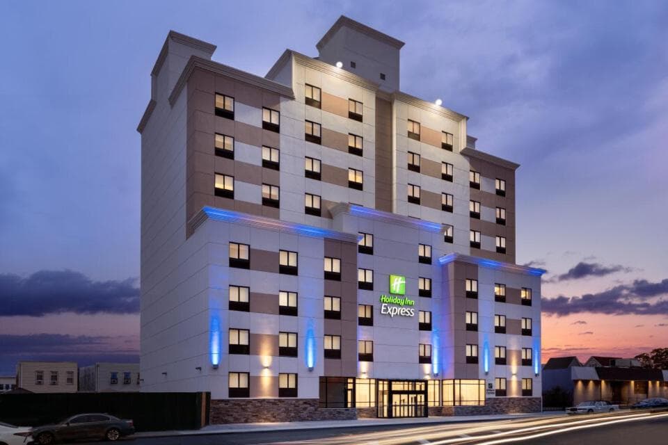 Holiday Inn Express - Jamaica - JFK AirTrain - NYC by IHG interior in Queens, NY — gallery photo 2