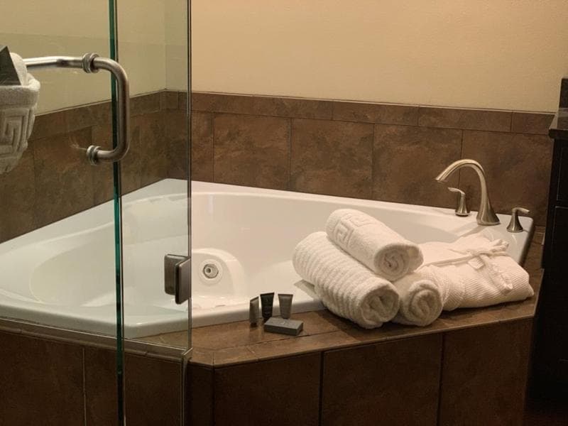 Roosevelt Inn & Suites interior in Watford City, ND — gallery photo 2