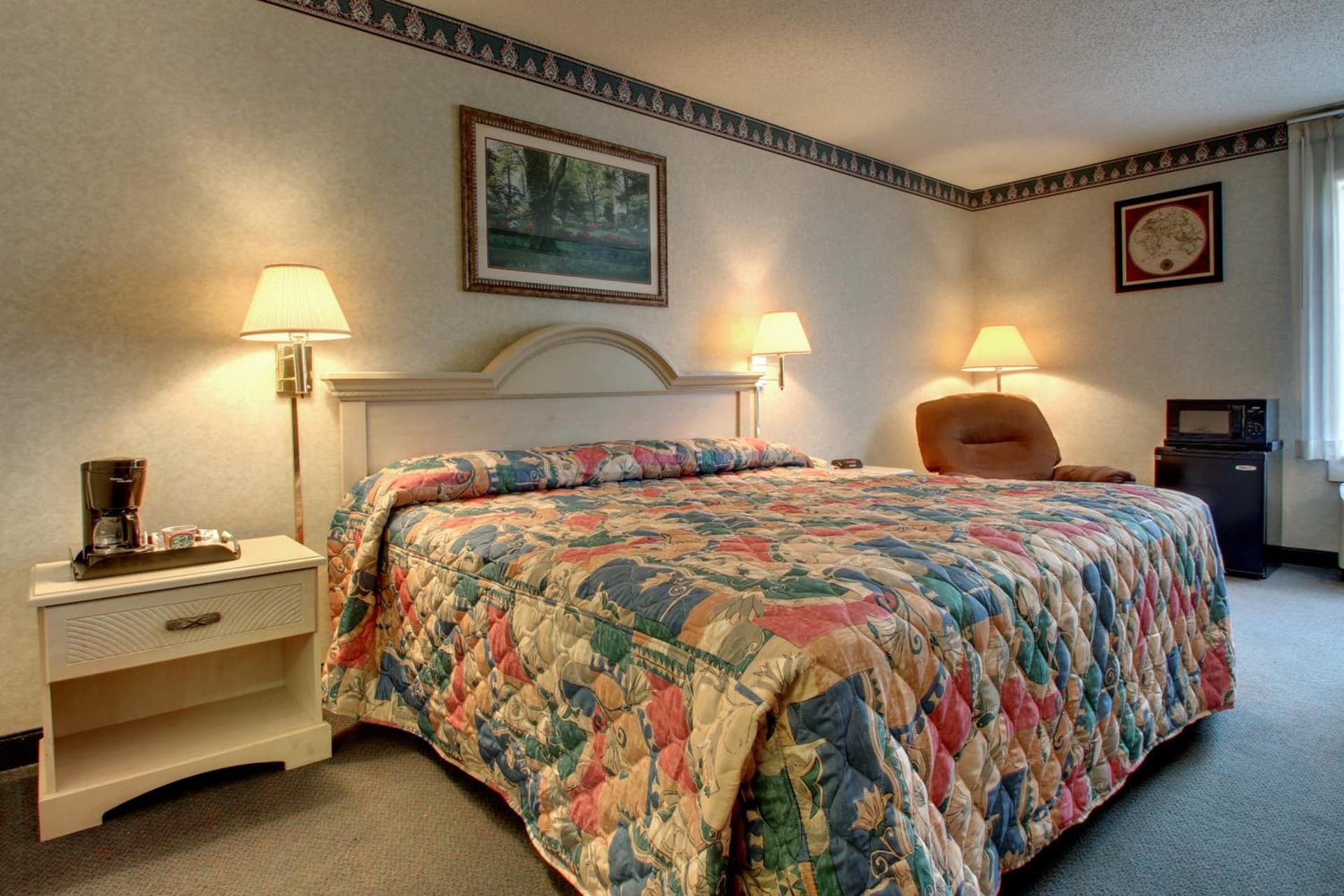 YurZzz Inn interior in Baxley, GA — gallery photo 2