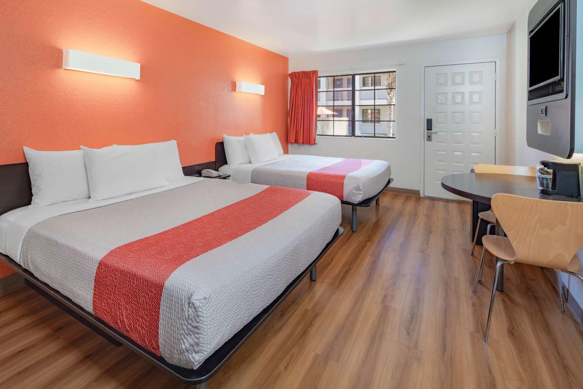 Motel 6-Thousand Oaks, CA interior in Thousand Oaks, CA — gallery photo 2