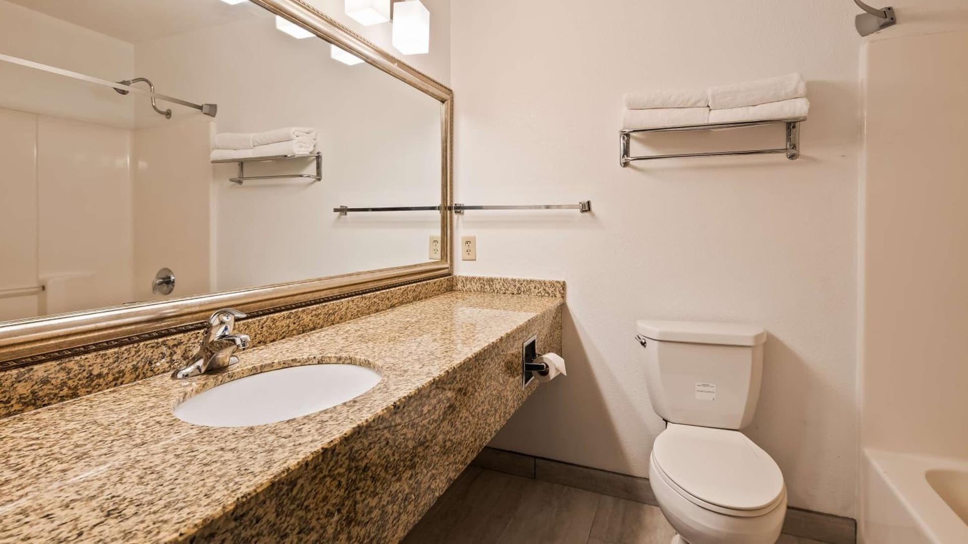 Best Western Inn & Suites - Midway Airport gallery photo in Burbank, IL — image 16