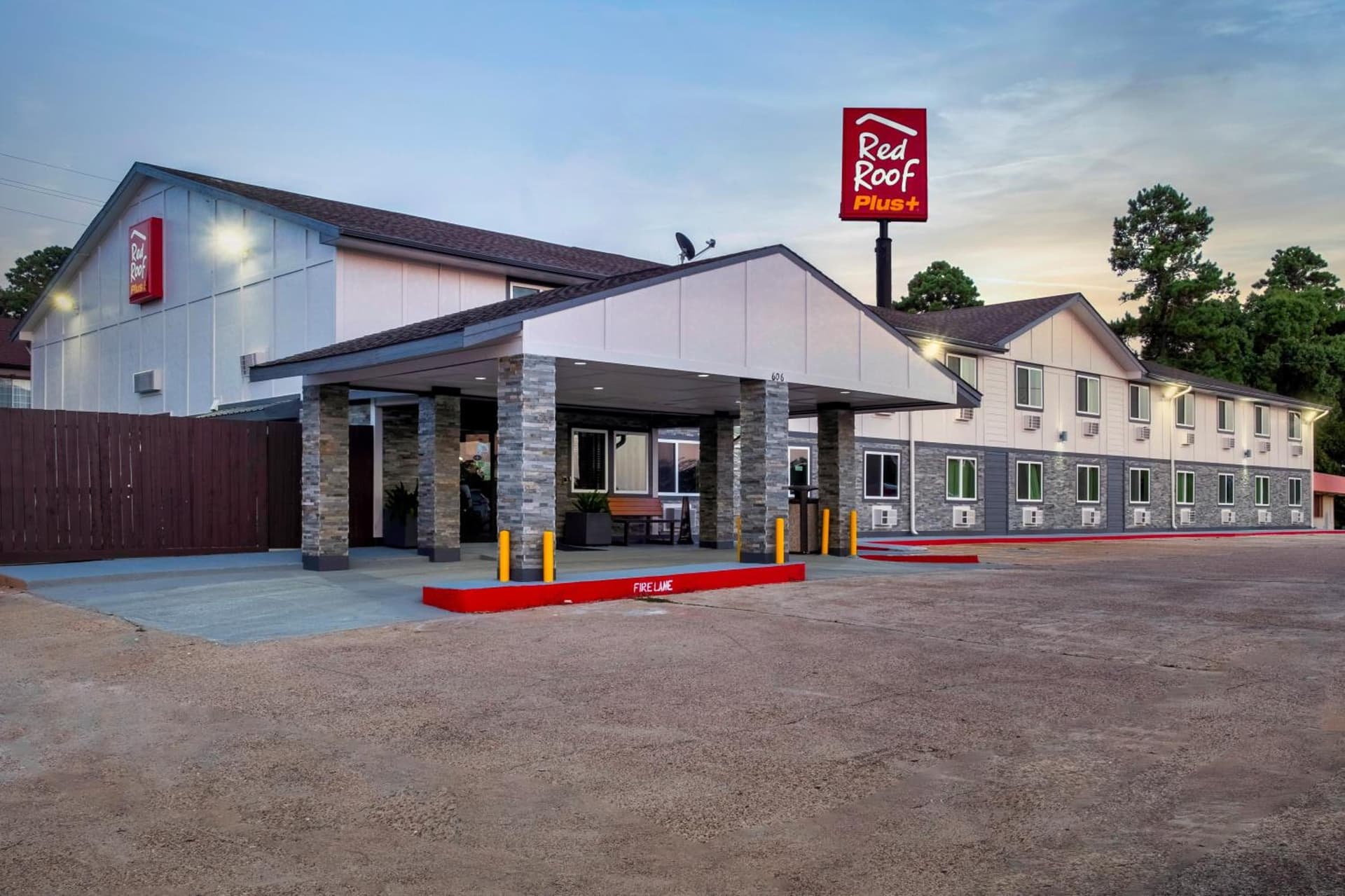Red Roof Inn PLUS+ Huntsville interior in Huntsville, TX — gallery photo 2
