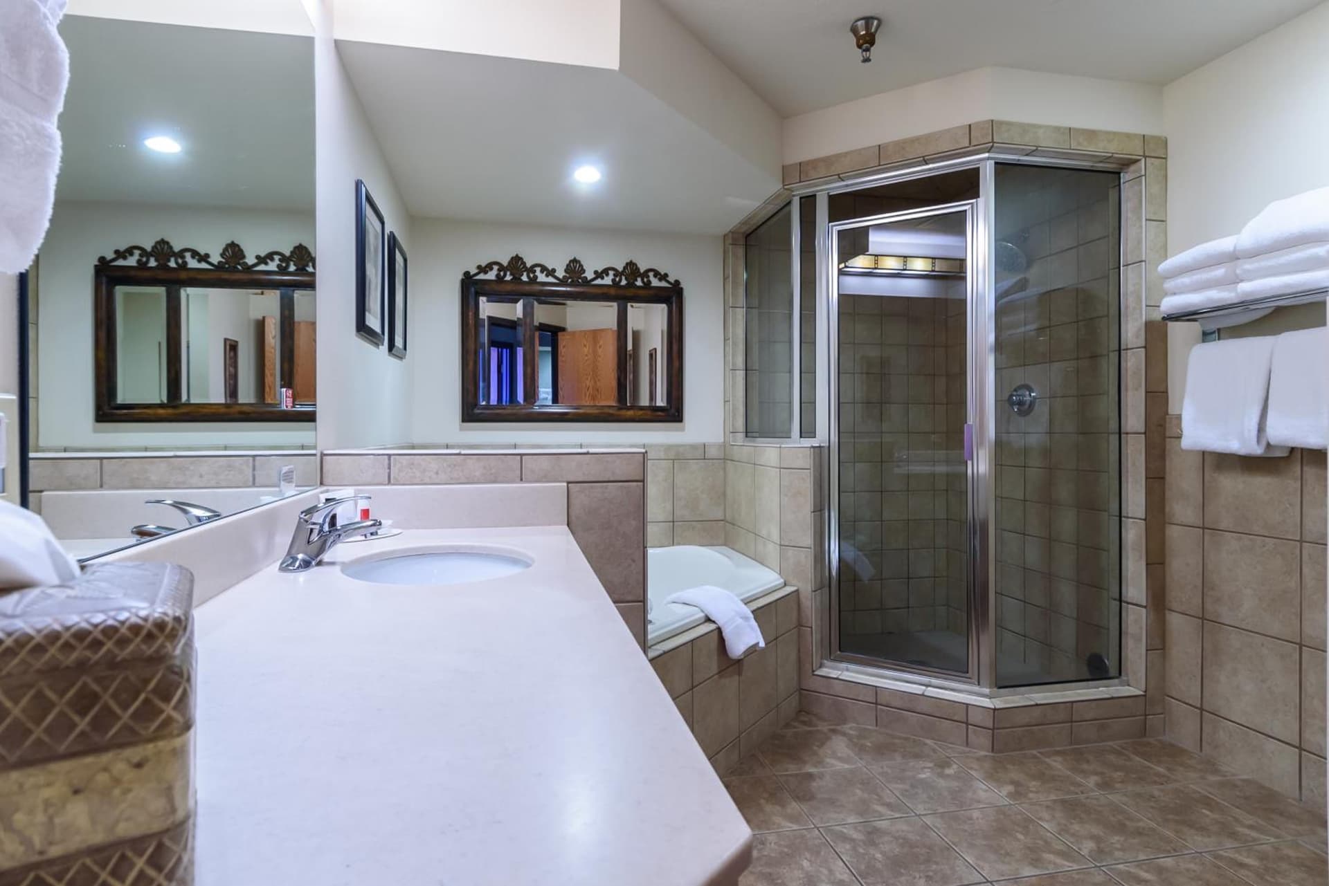 Ramada by Wyndham Sioux Falls Airport - Waterpark Resort & Event Center gallery photo in Sioux Falls, SD — image 85