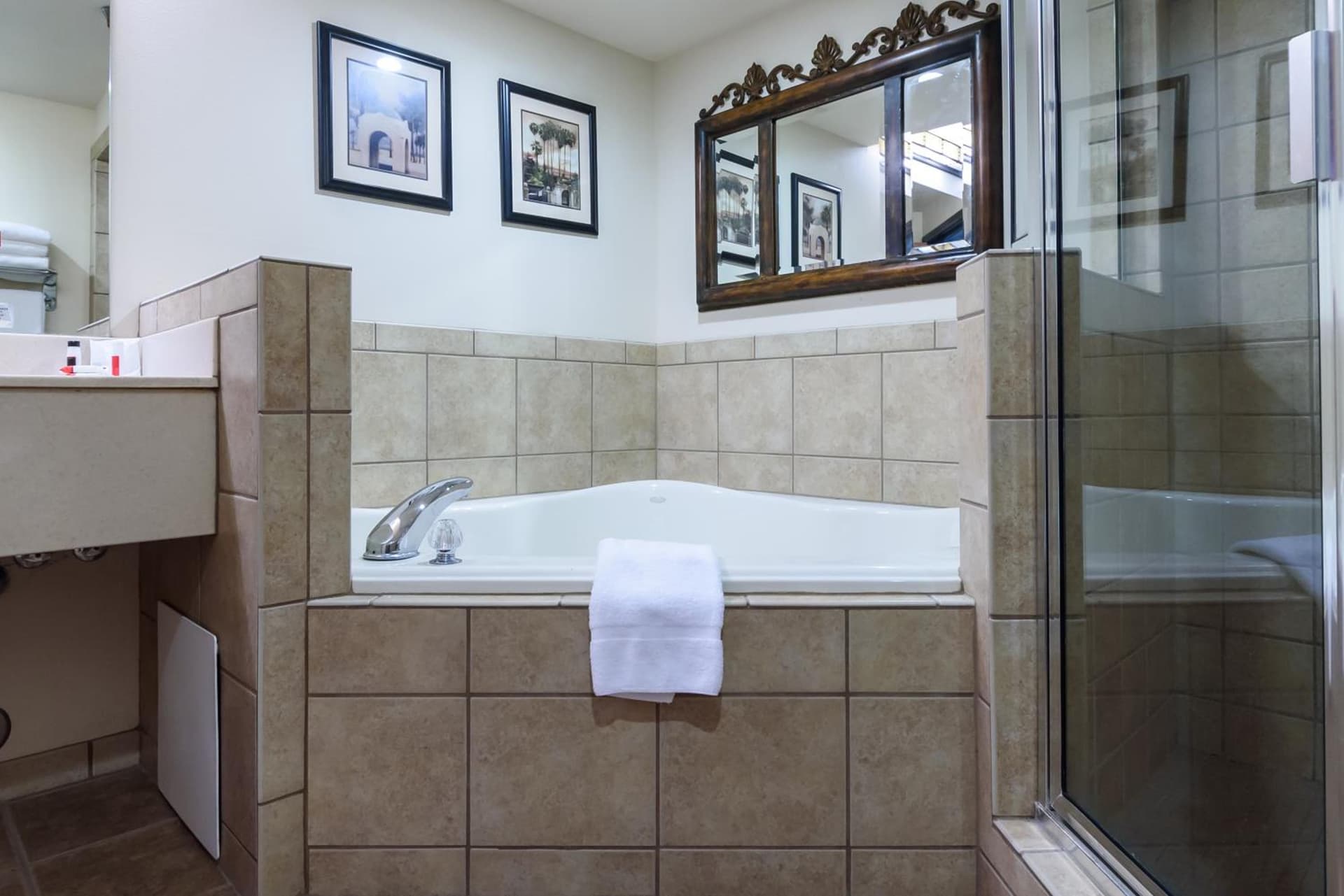 Ramada by Wyndham Sioux Falls Airport - Waterpark Resort & Event Center gallery photo in Sioux Falls, SD — image 69