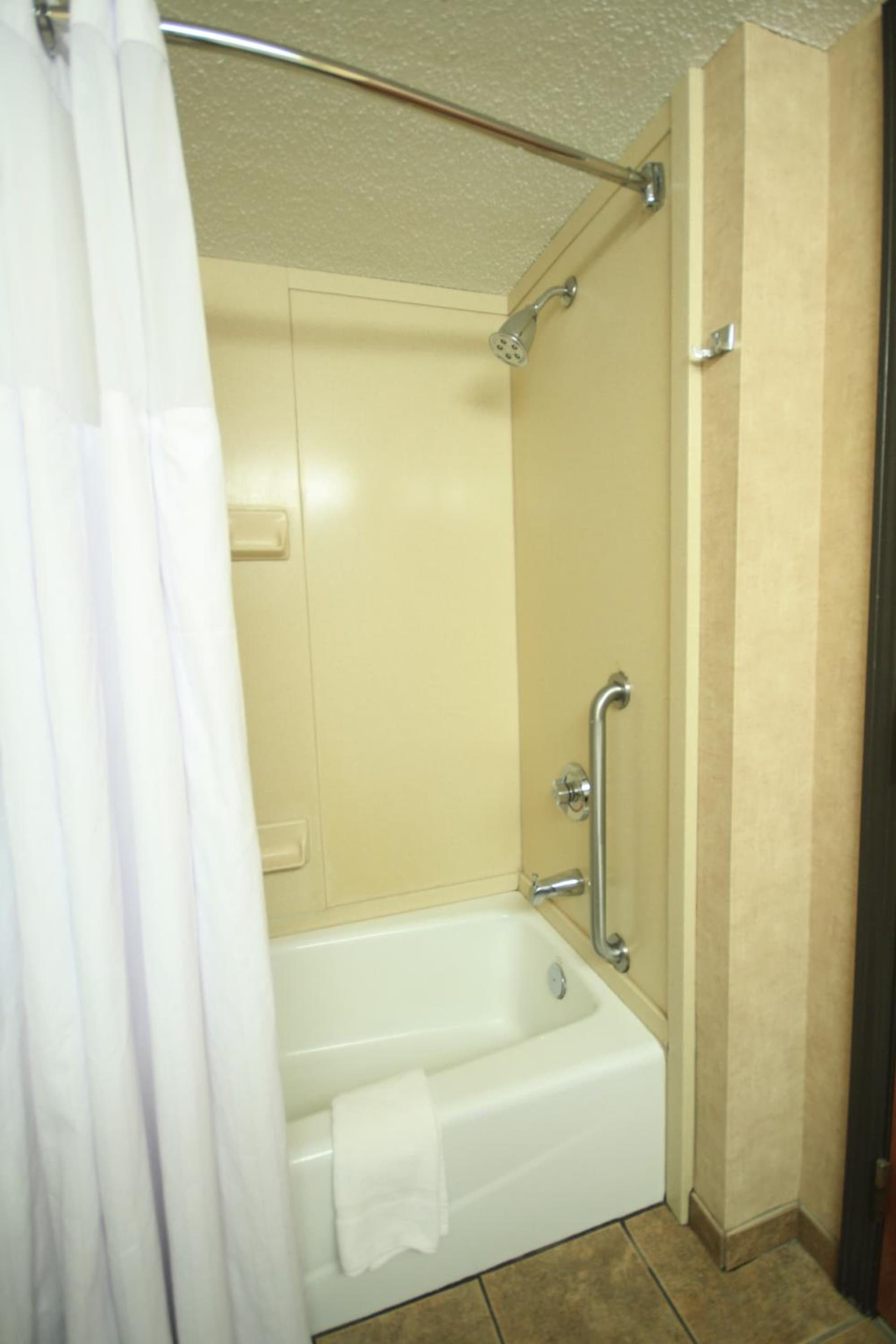 Ramada by Wyndham Sioux Falls Airport - Waterpark Resort & Event Center gallery photo in Sioux Falls, SD — image 108