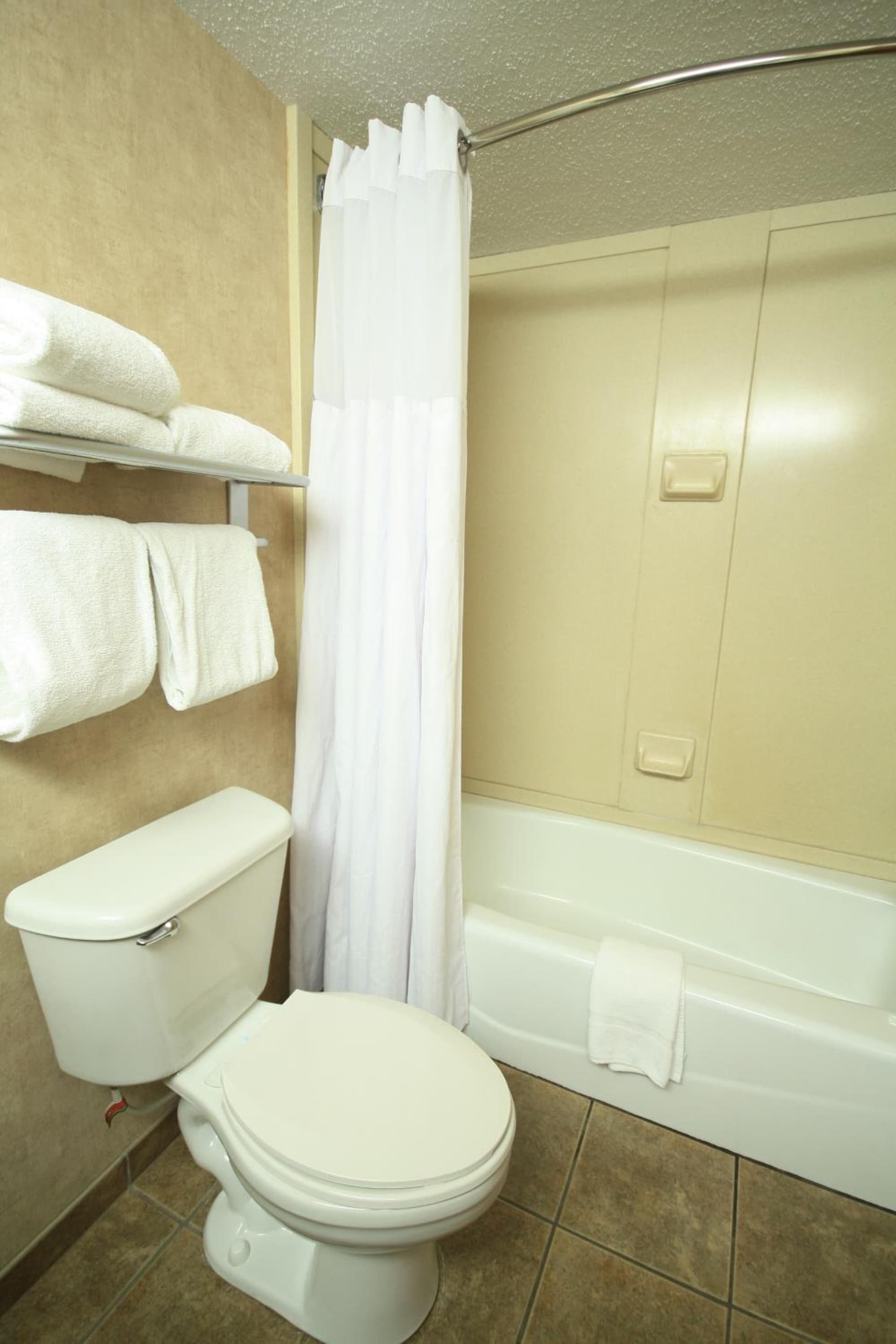 Ramada by Wyndham Sioux Falls Airport - Waterpark Resort & Event Center gallery photo in Sioux Falls, SD — image 107