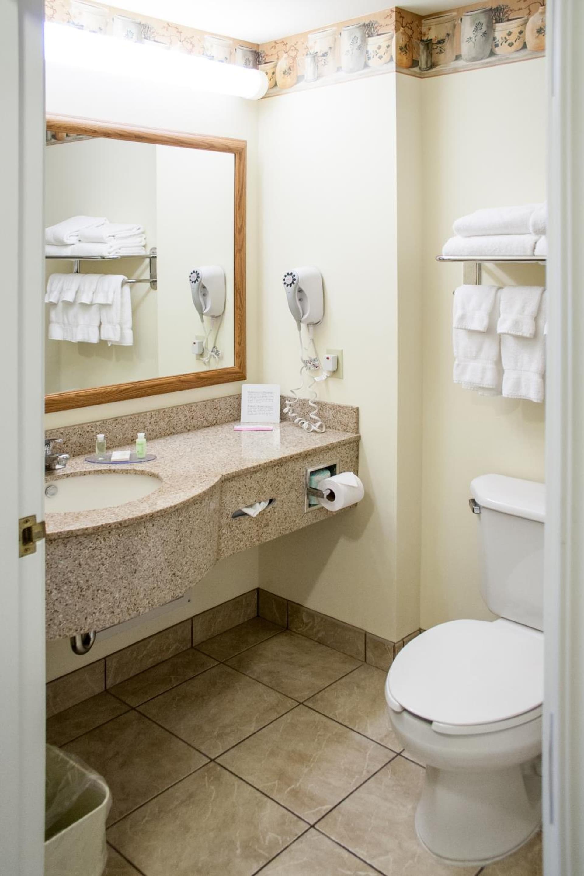 Blue Gate Garden Inn gallery photo in Shipshewana, IN — image 47