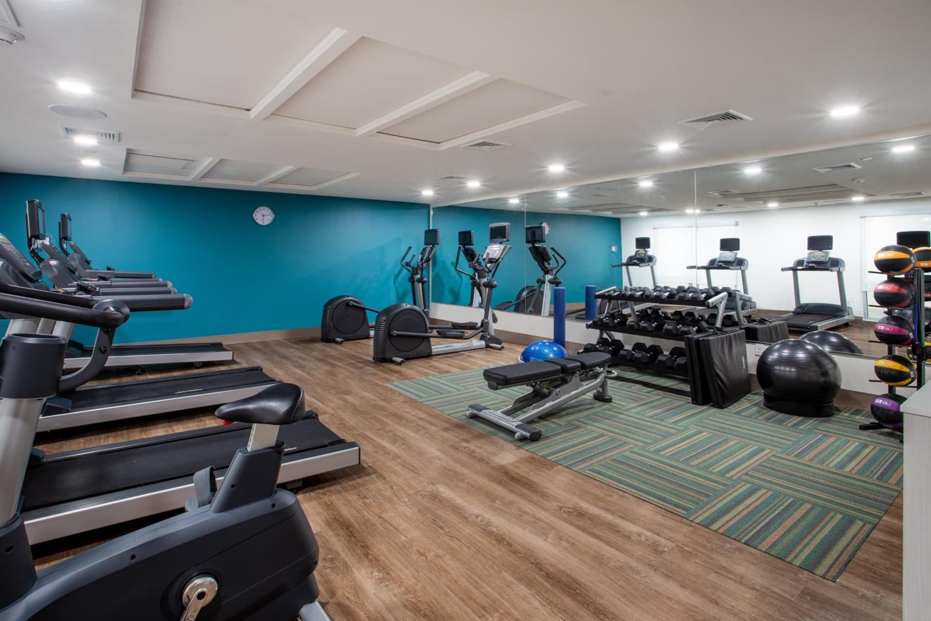 Holiday Inn Express & Suites - Deland South by IHG interior in DeLand, FL — gallery photo 2