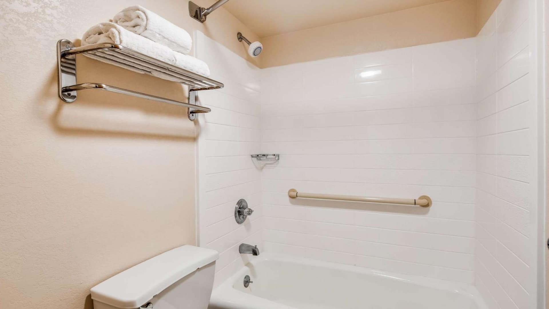 Best Western Inn & Suites of Macon interior in Macon, GA — gallery photo 2
