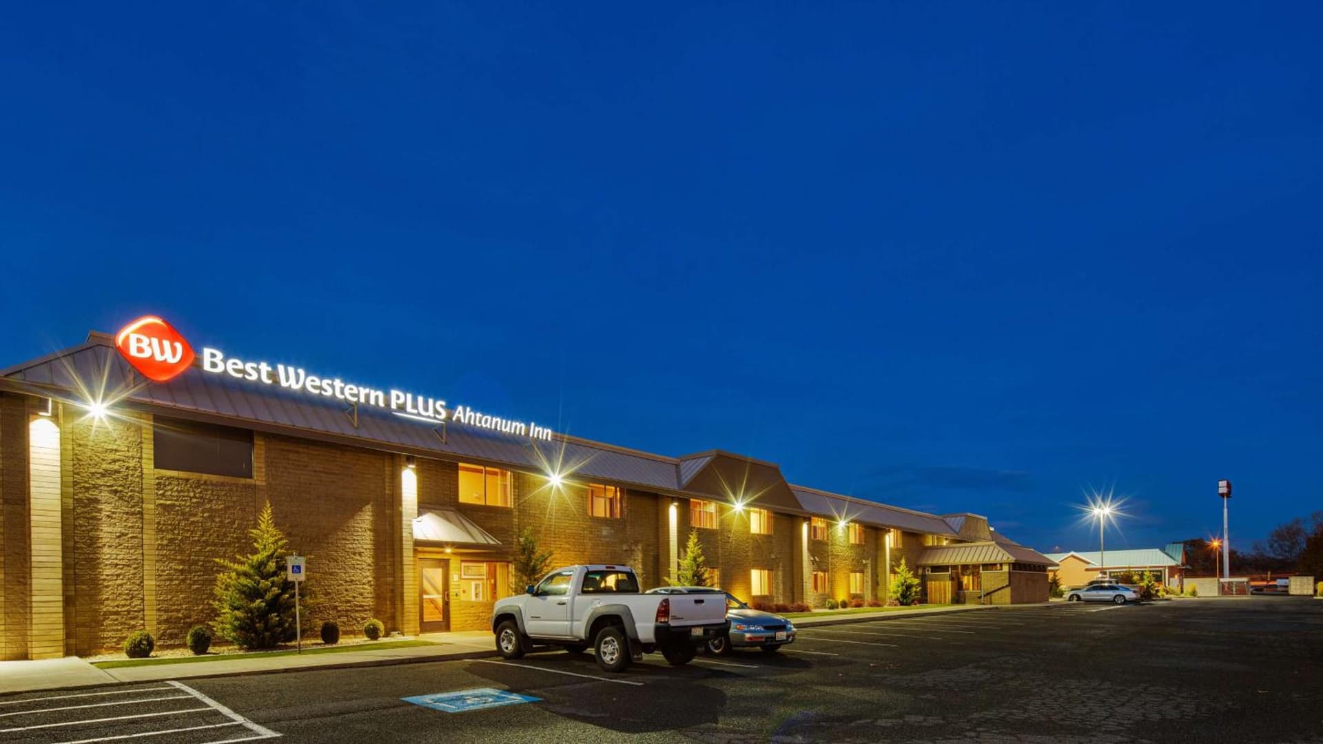 Best Western Plus Ahtanum Inn interior in Yakima, WA — gallery photo 2