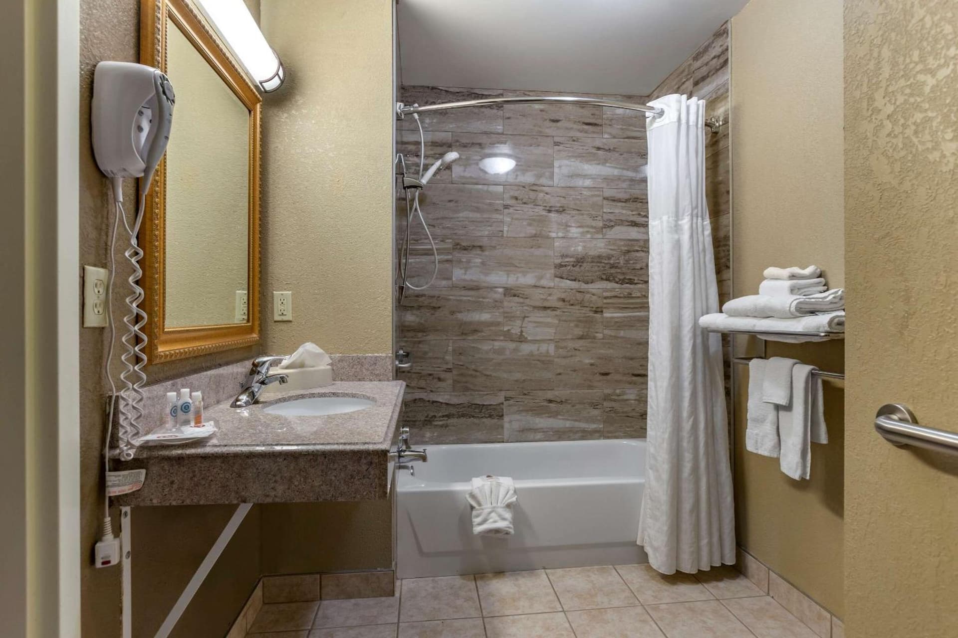 Comfort Suites Grand Rapids South interior in Grand Rapids, MI — gallery photo 2