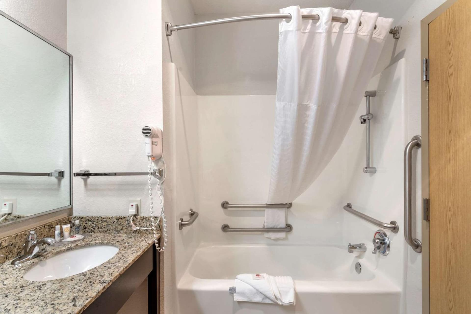 Comfort Inn & Suites Lees Summit - Kansas City gallery photo in Lees Summit, MO — image 17